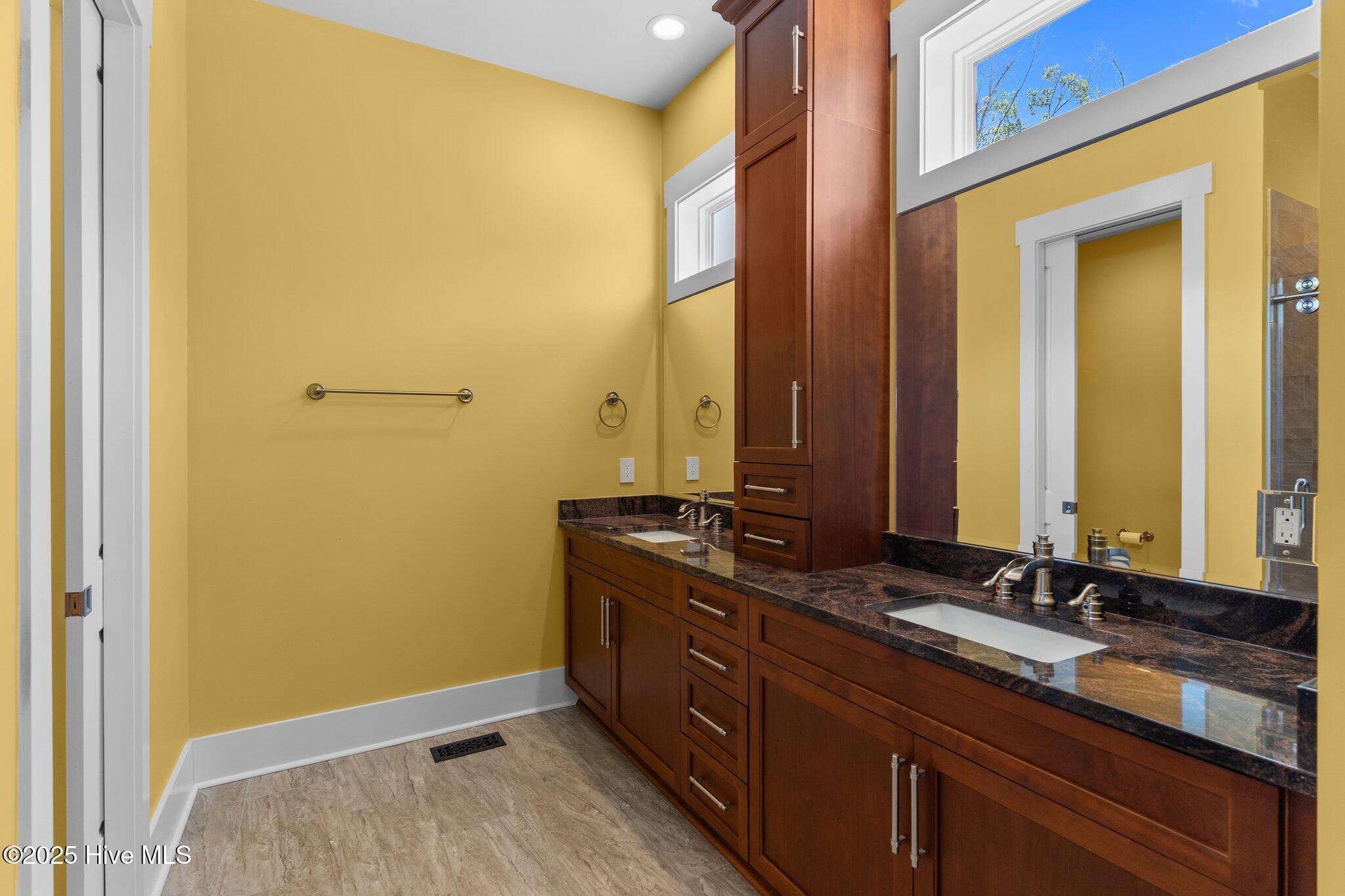 100510786 | Photo 42