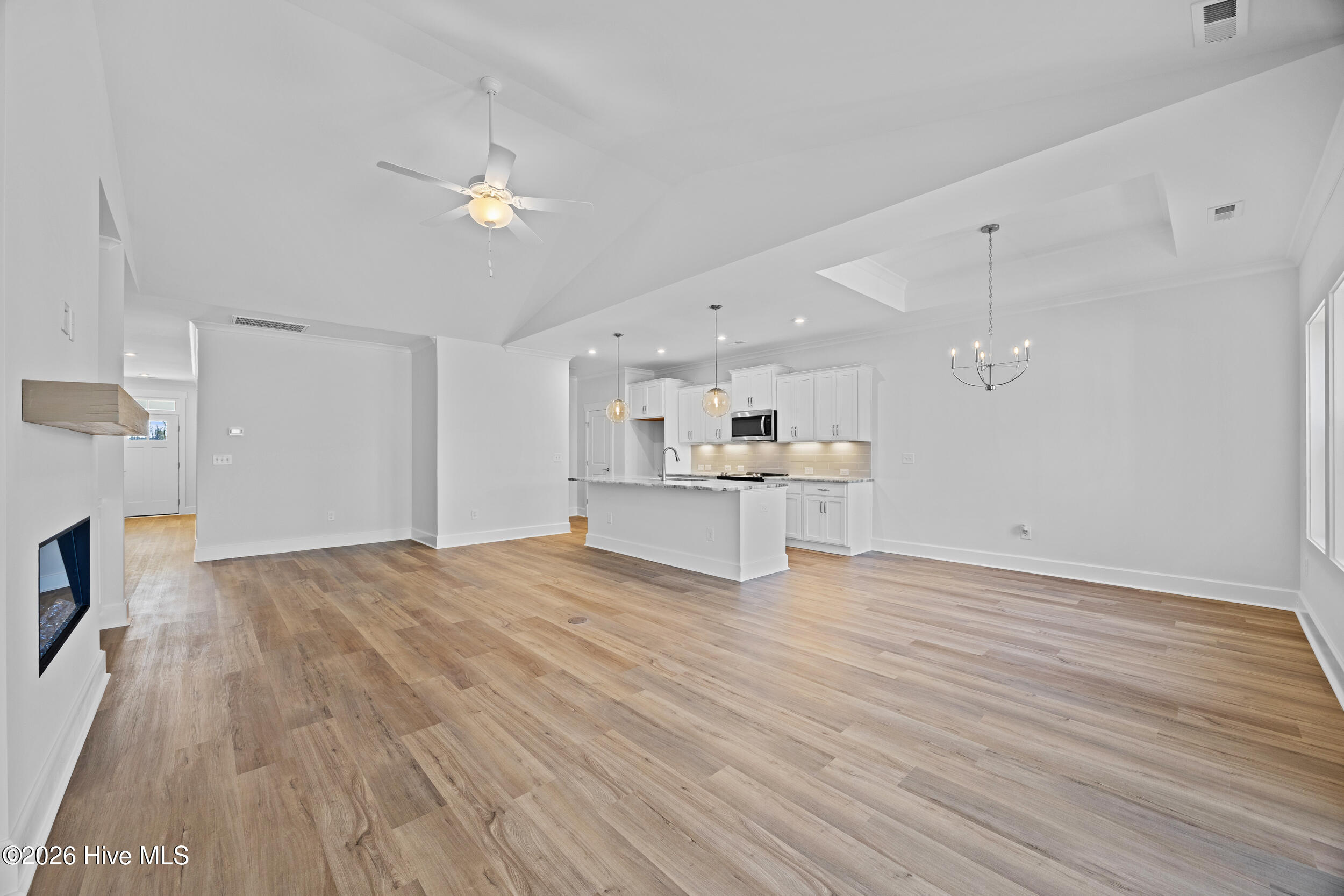 100548028 | Photo 19