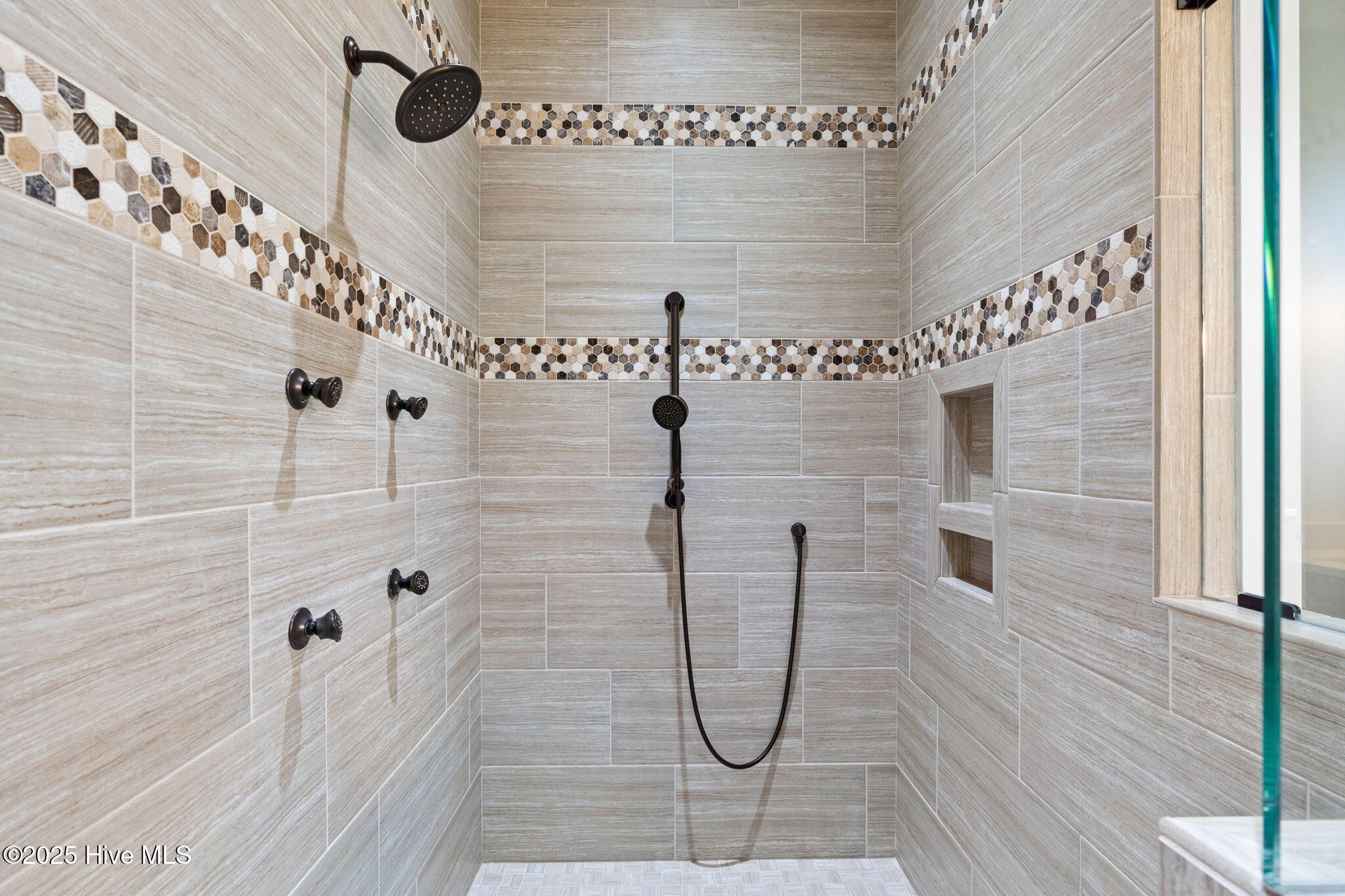 100562401 | Photo 47