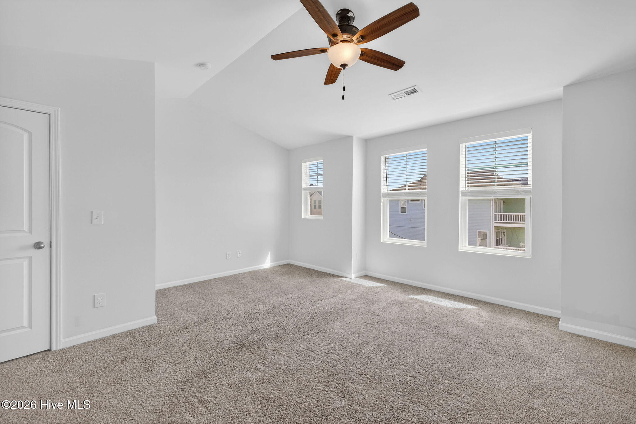 100563693 | Photo 36