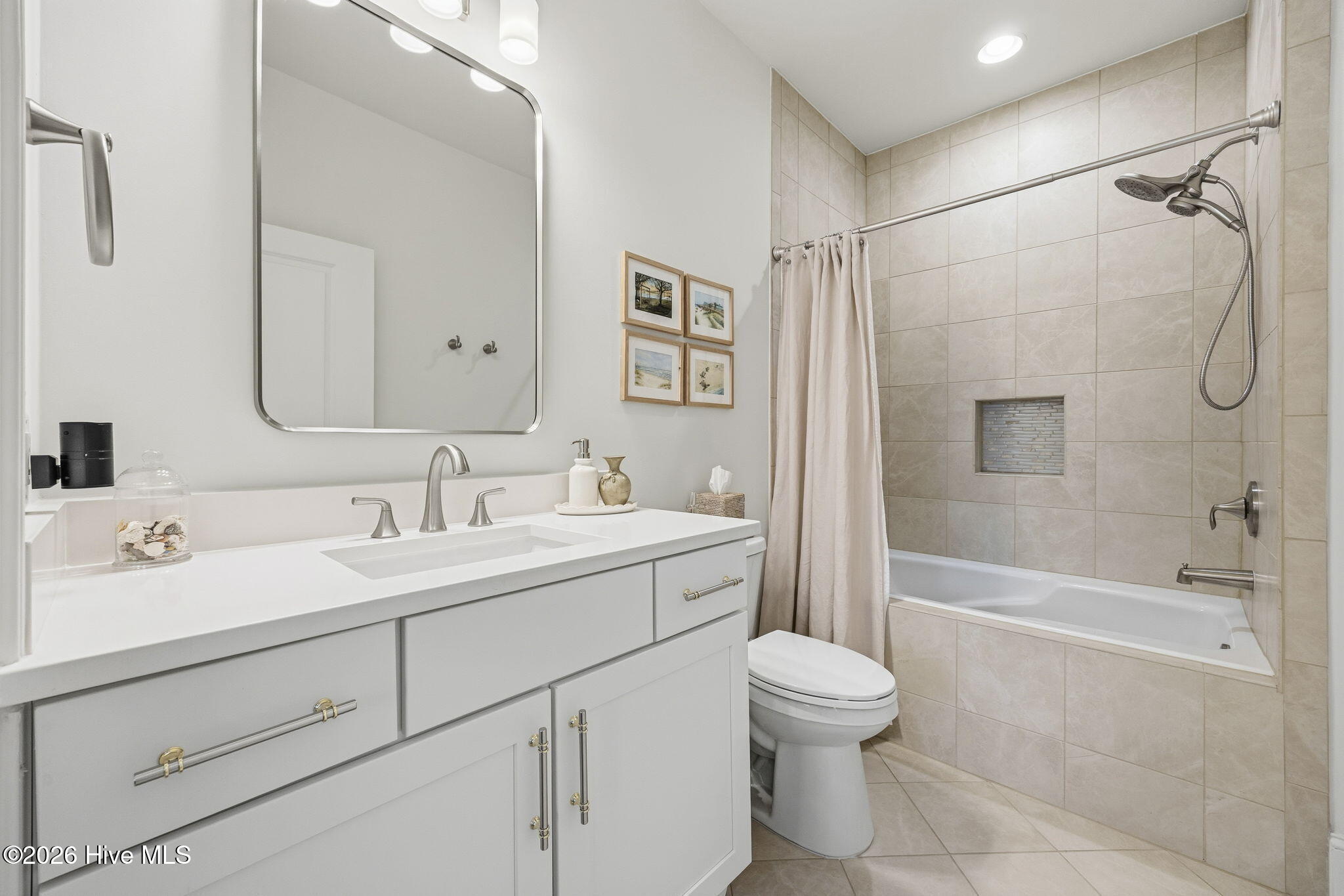 100553827 | Photo 28