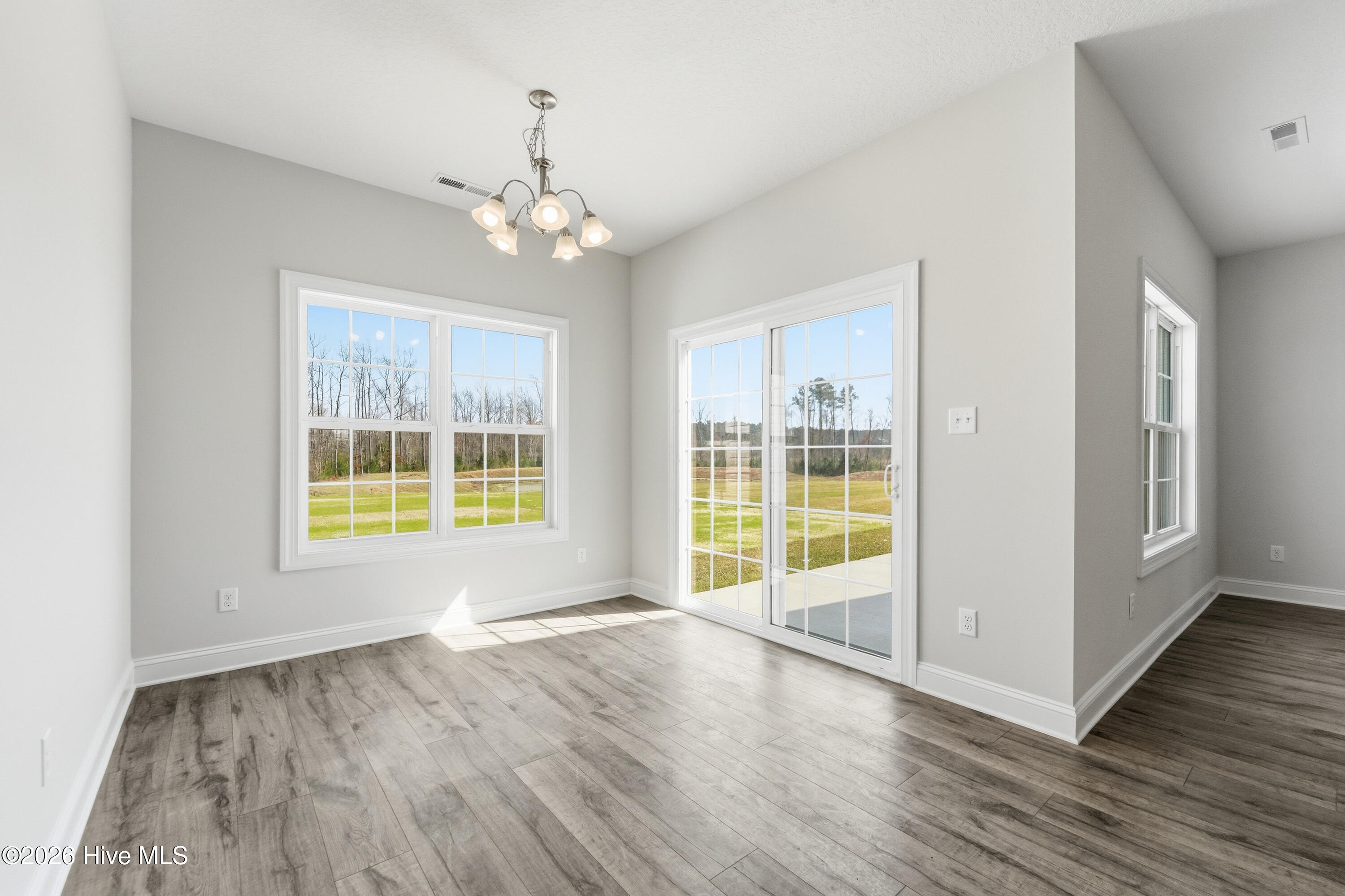 100521847 | Photo 11