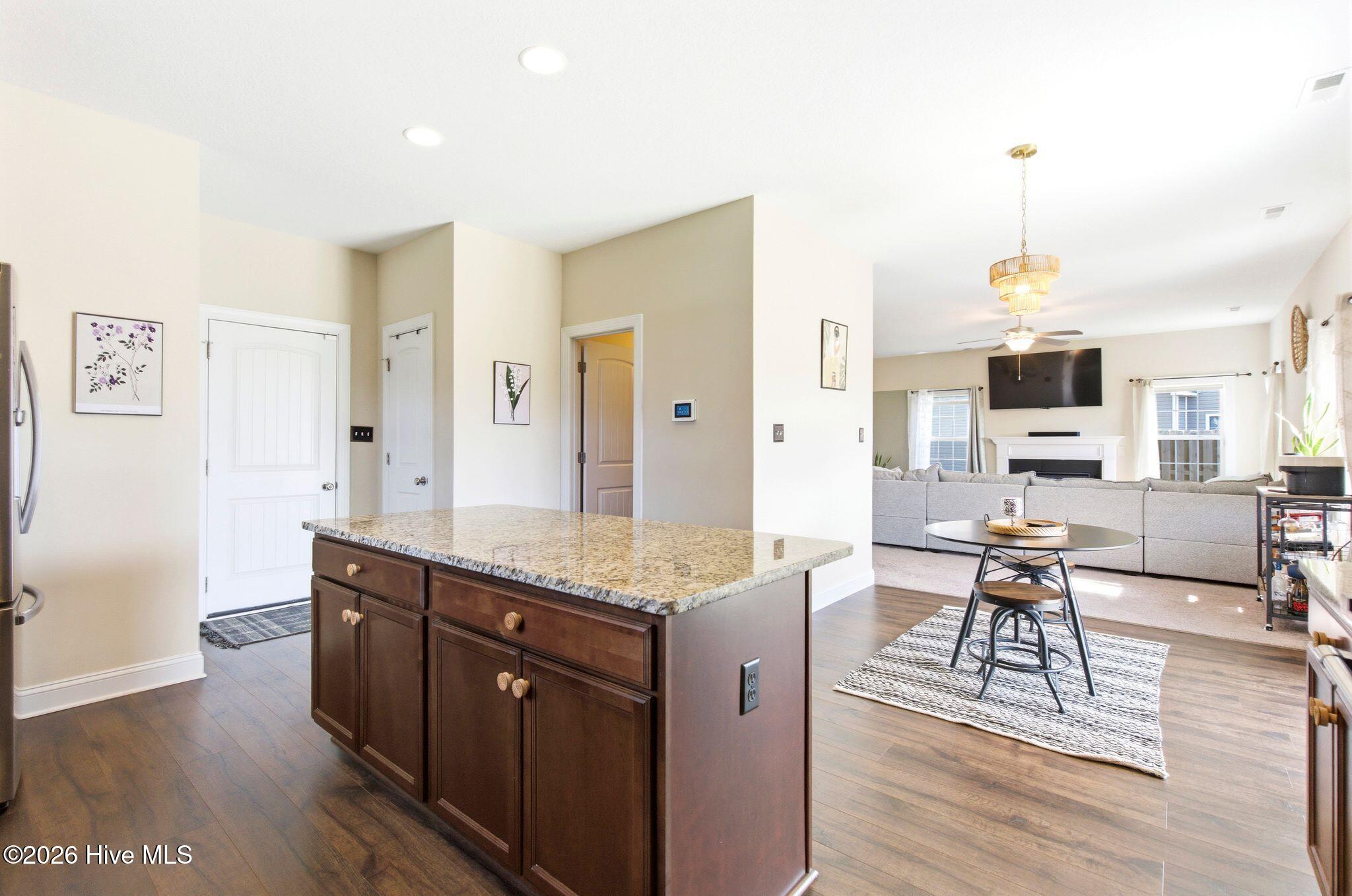 100563998 | Photo 25