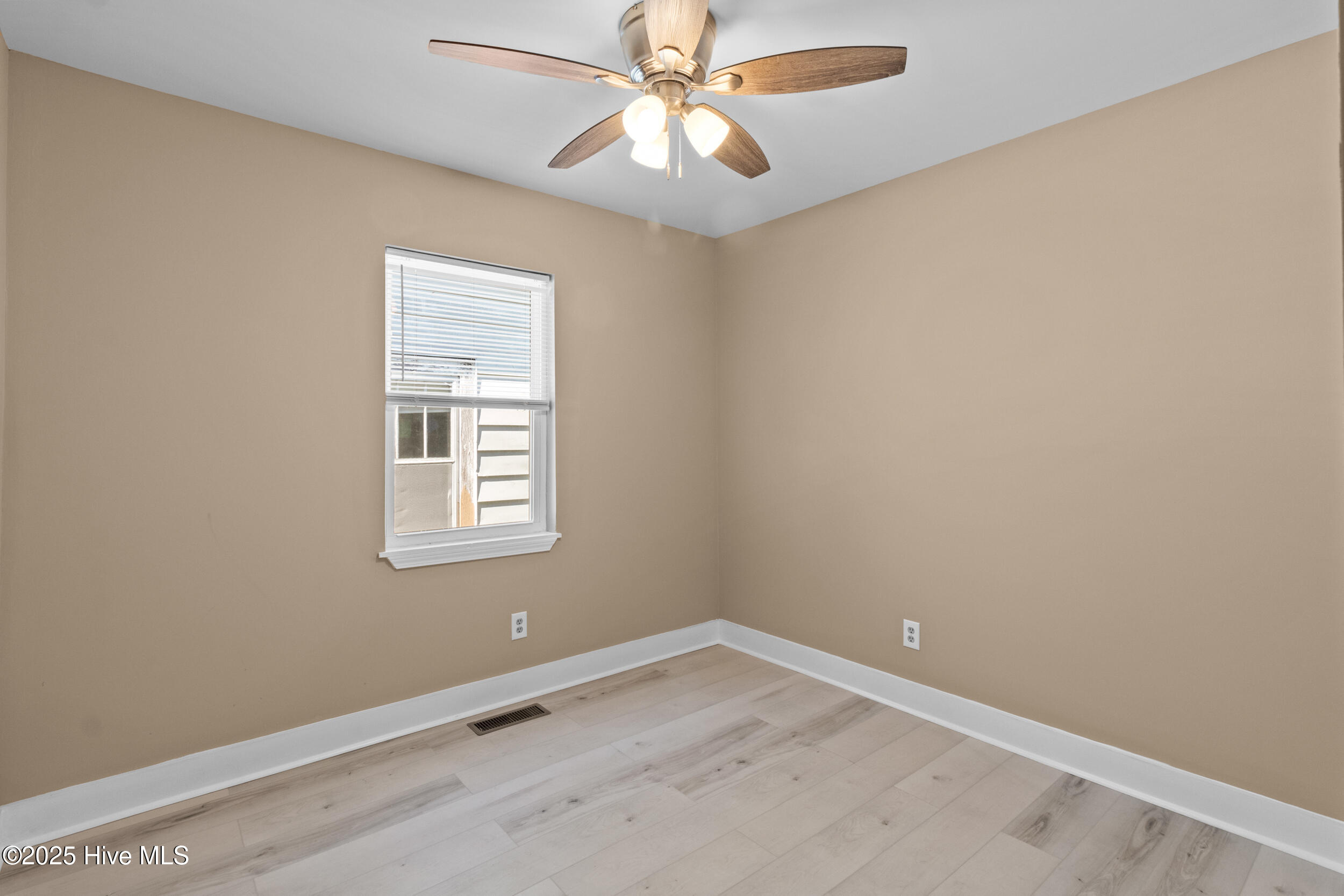 100504215 | Photo 25