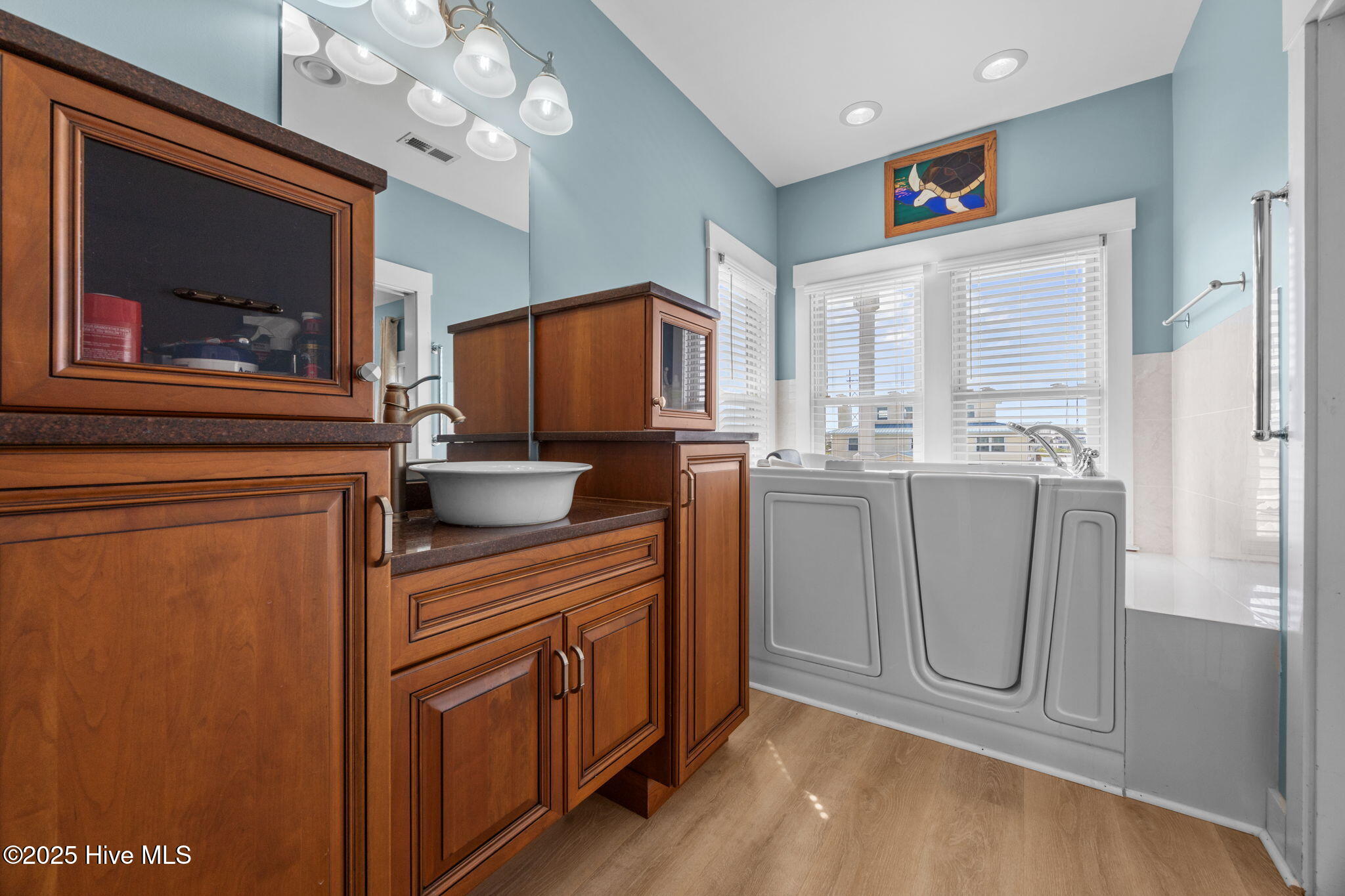 100525610 | Photo 36