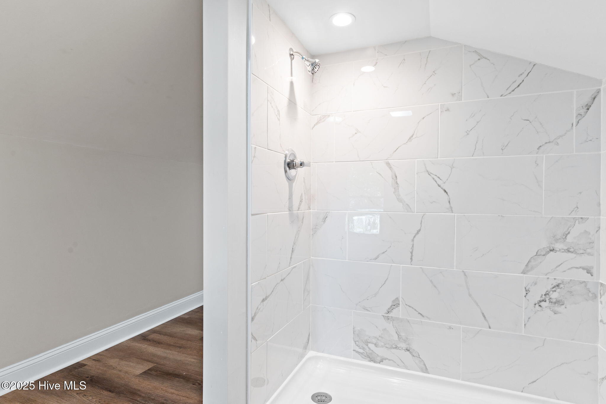 100533933 | Photo 44