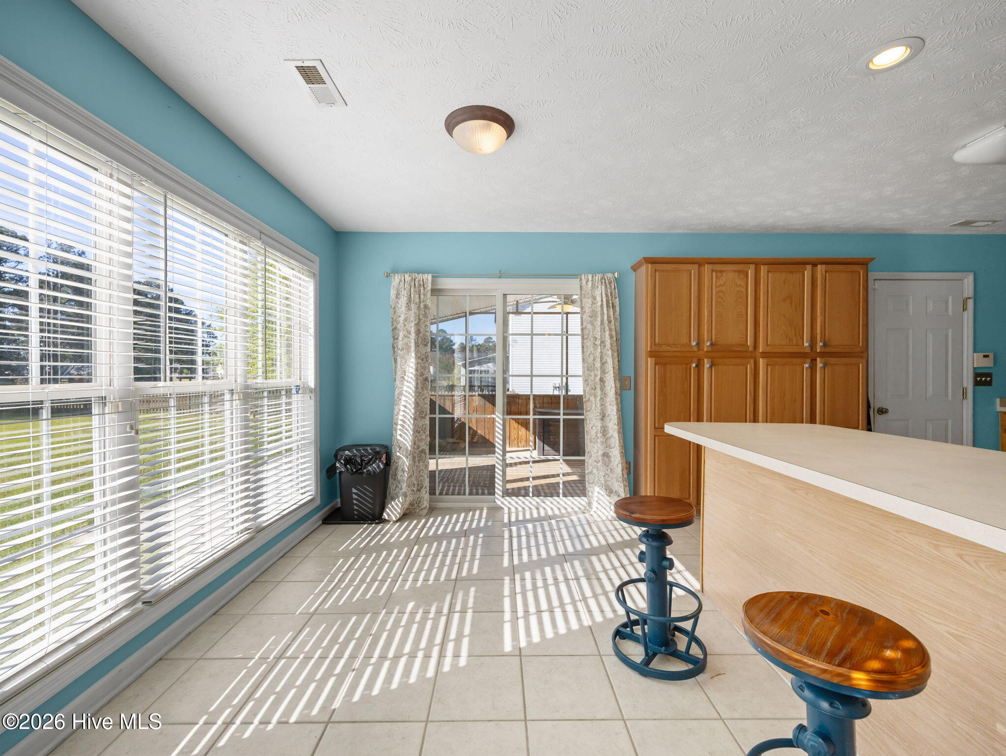 100566788 | Photo 15