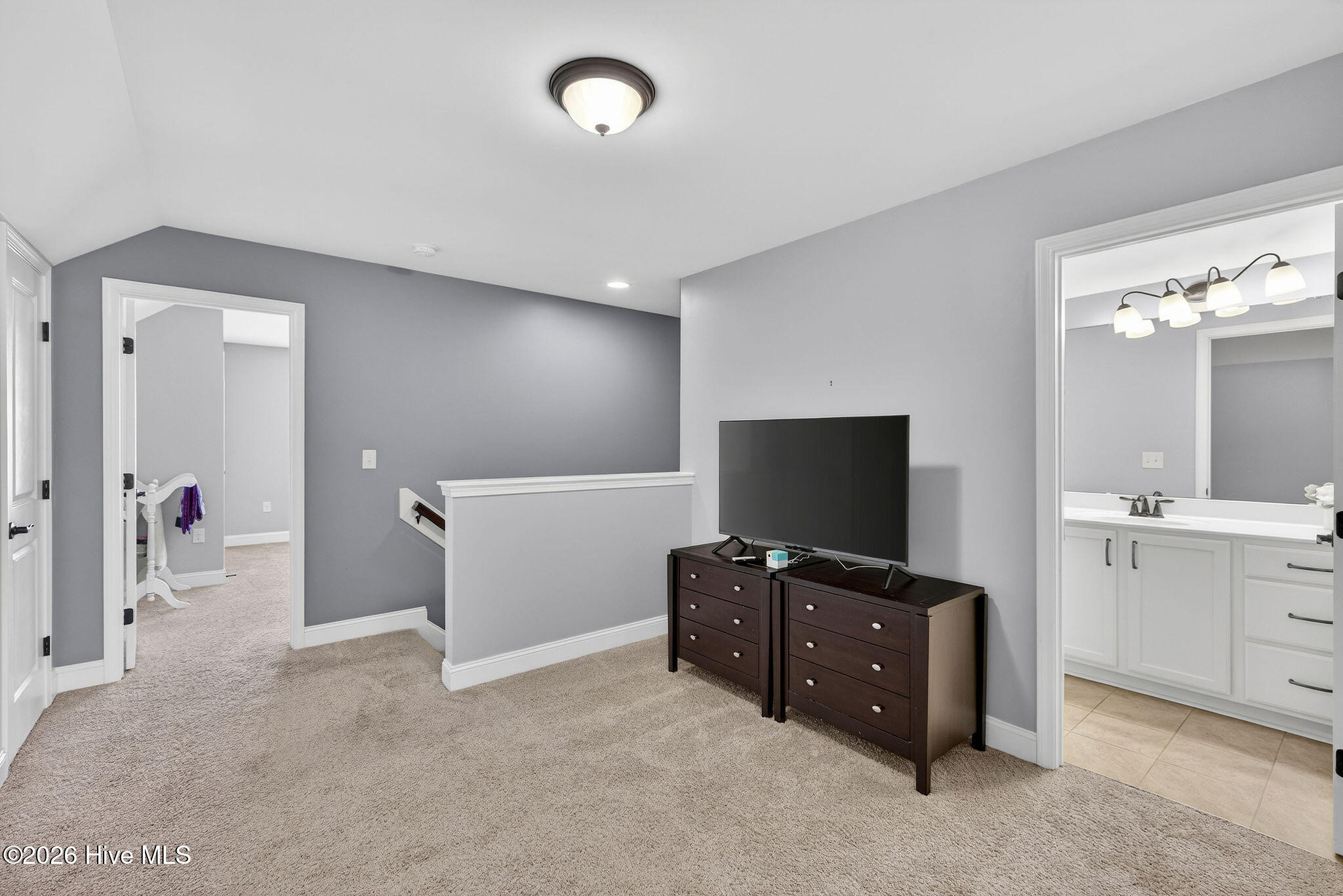 100547189 | Photo 34