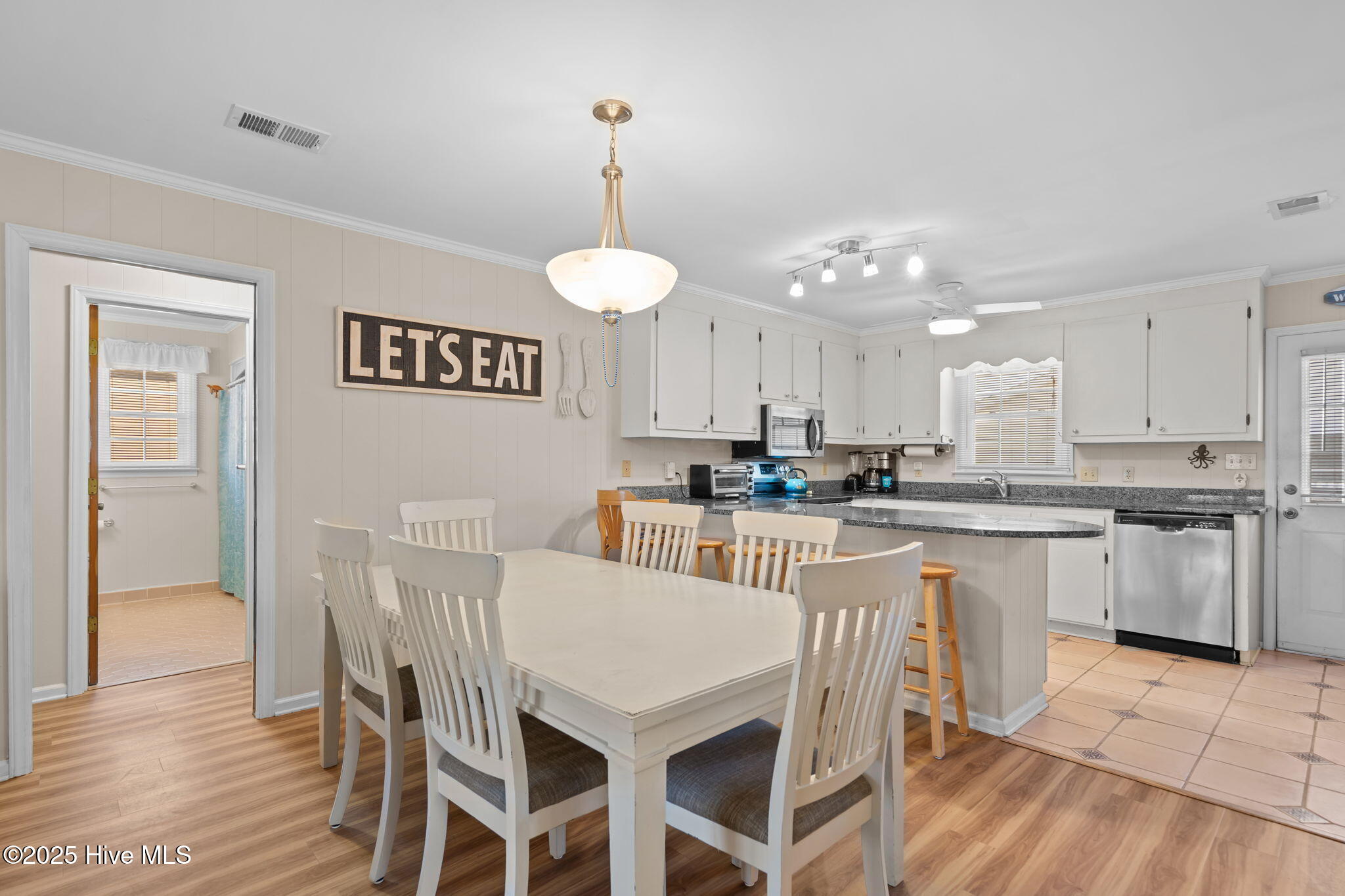 100537685 | Photo 12