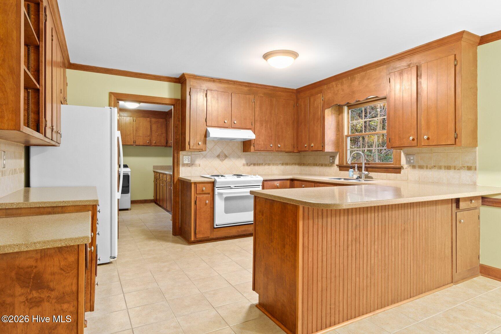 Eat-In Kitchen features 