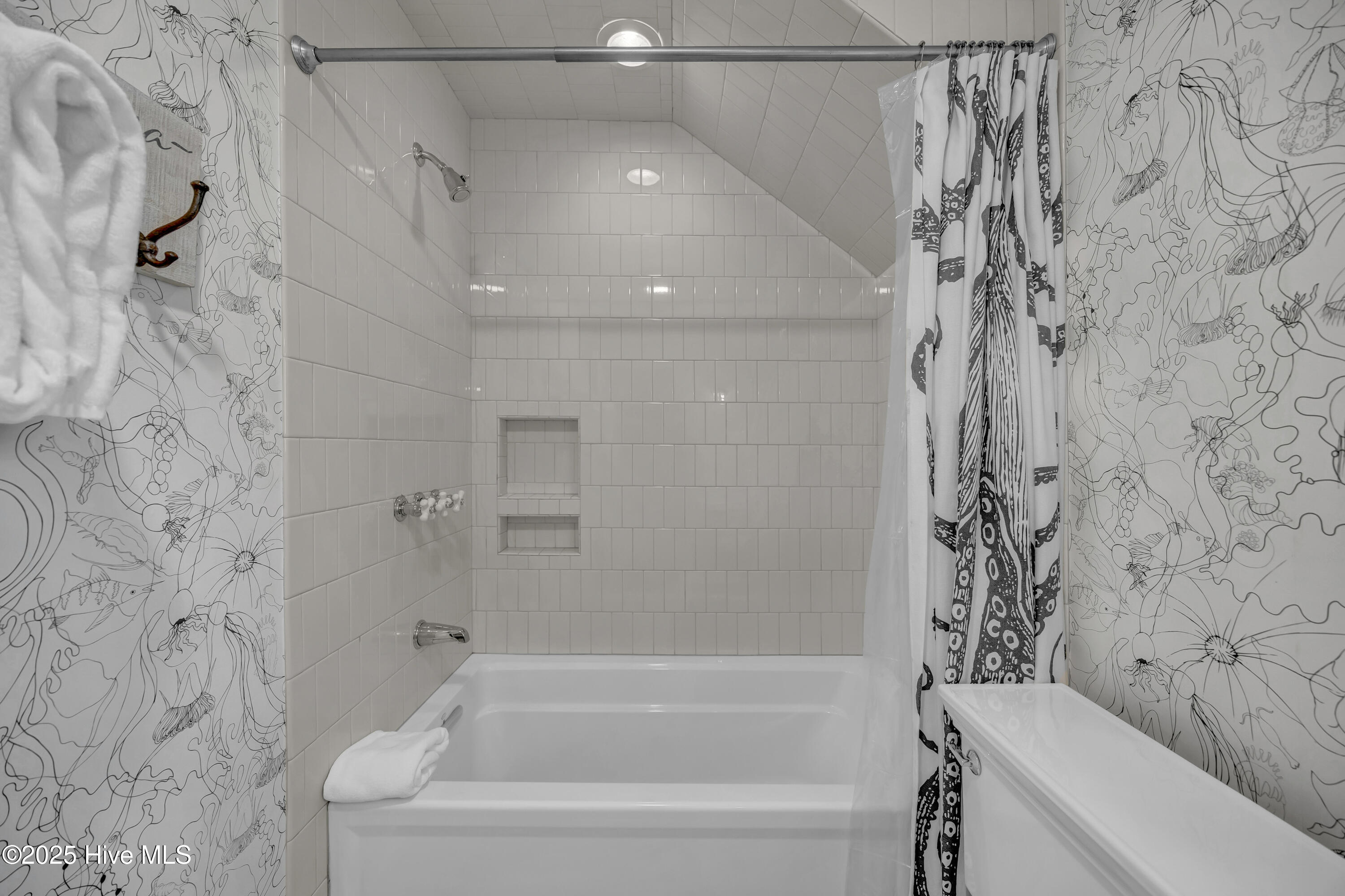 100536845 | Photo 24