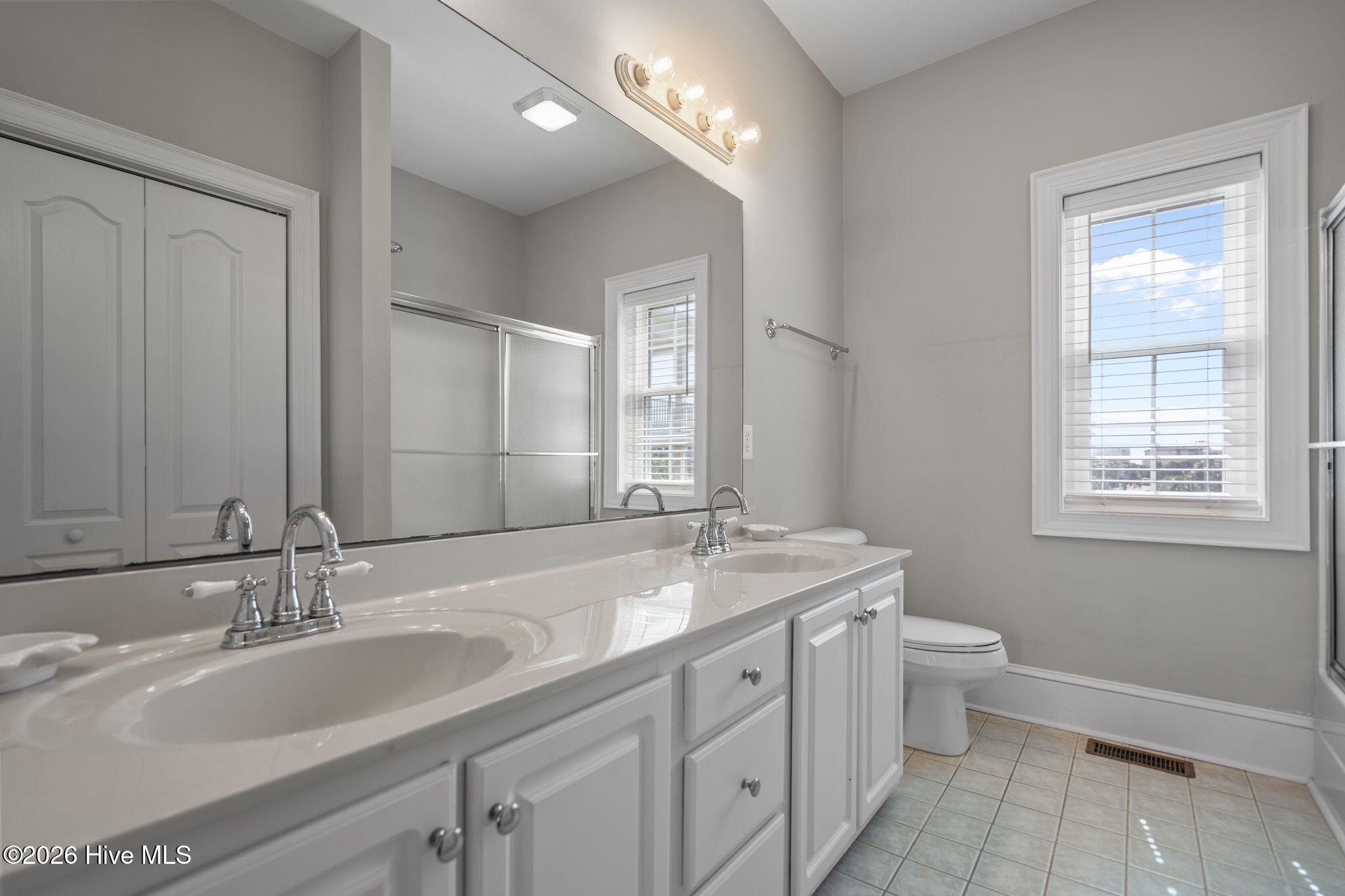 100564459 | Photo 18