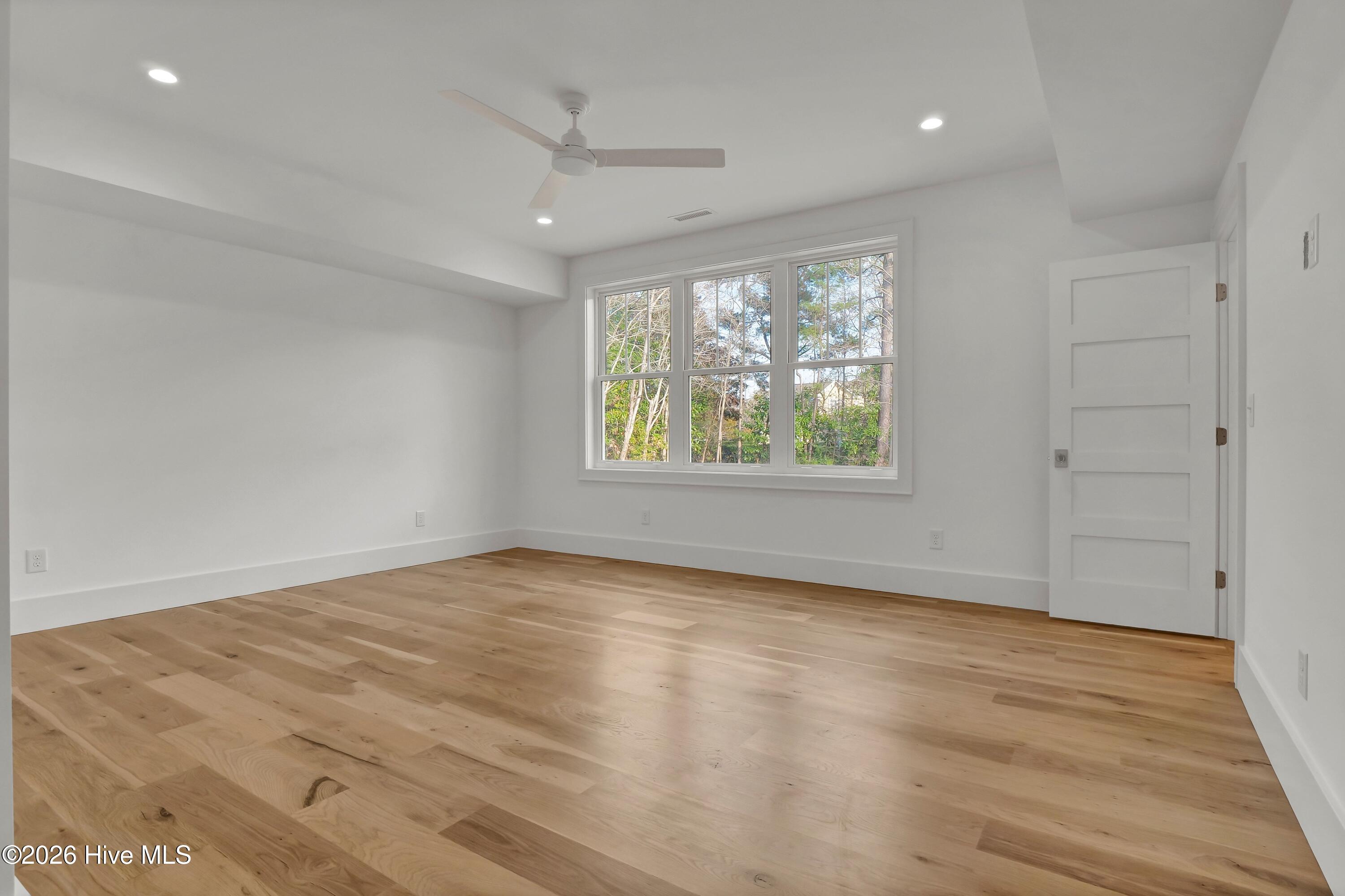 100553648 | Photo 56