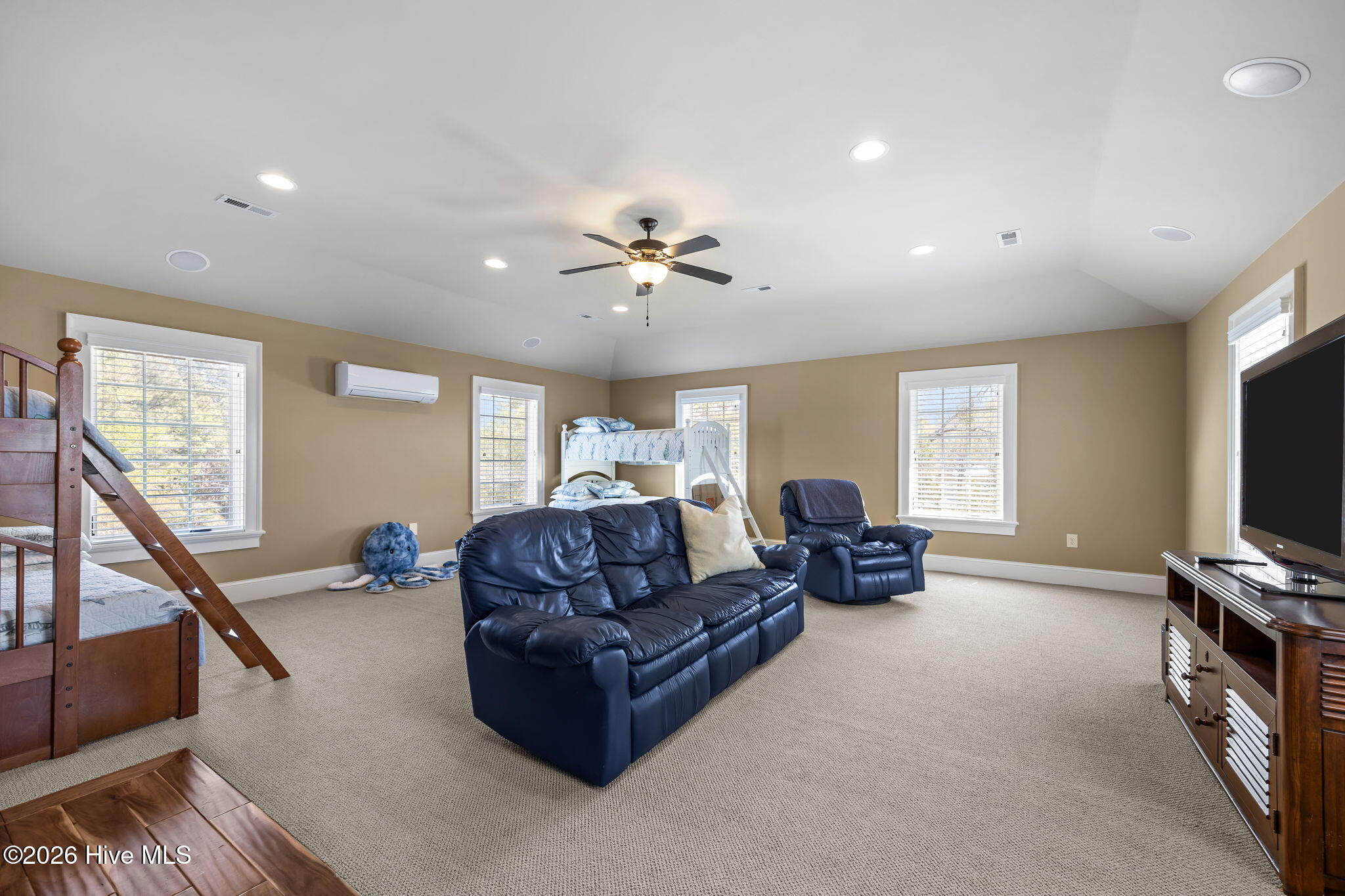 100564617 | Photo 38