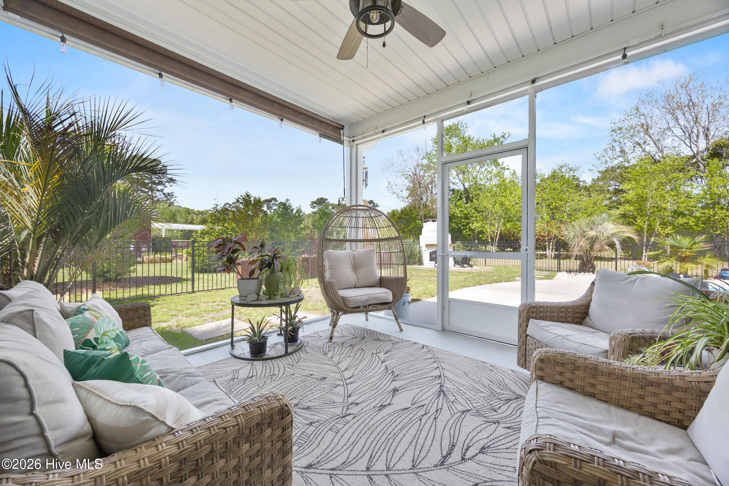 100565893 | Photo 38