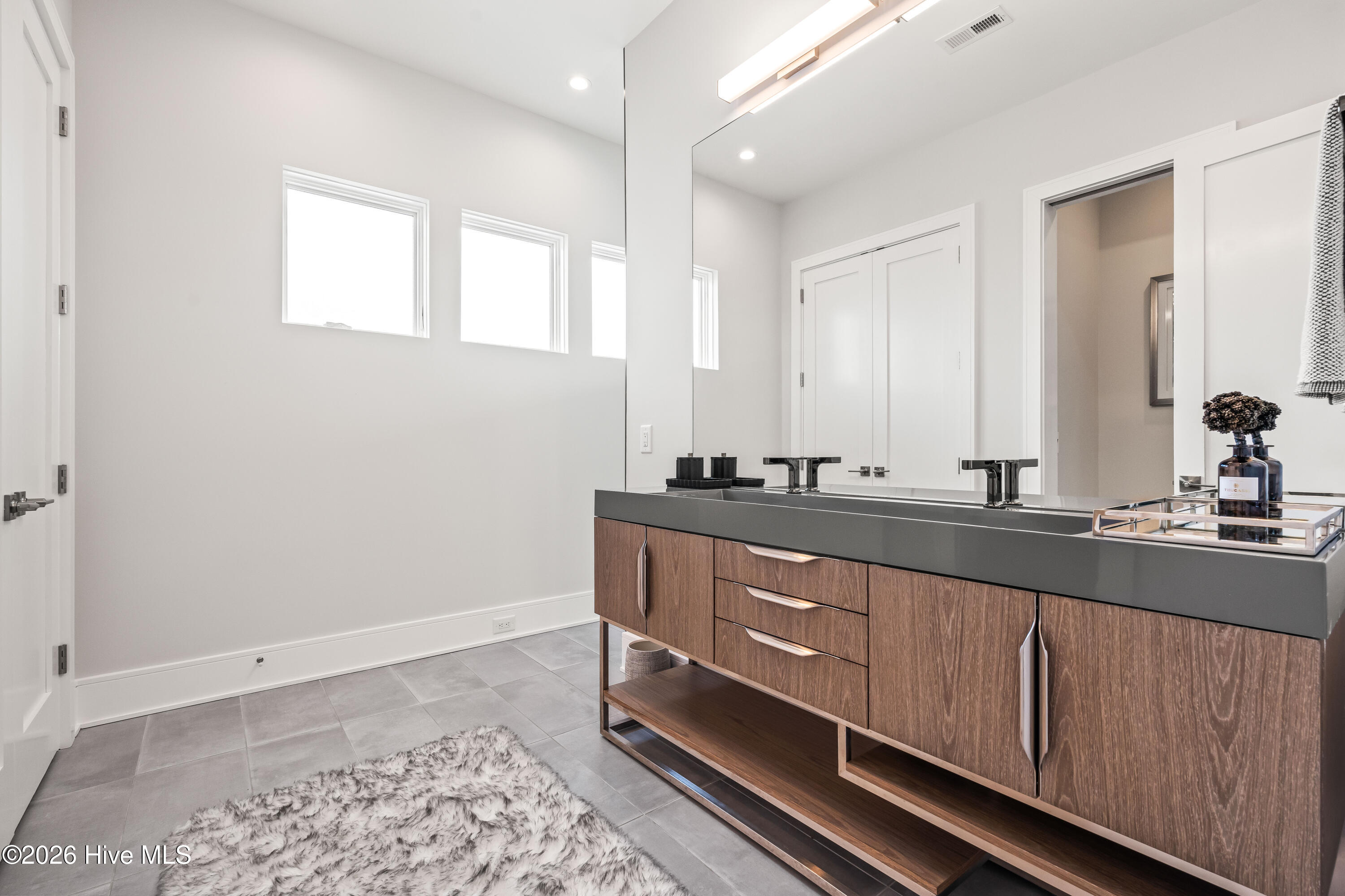 100567165 | Photo 55