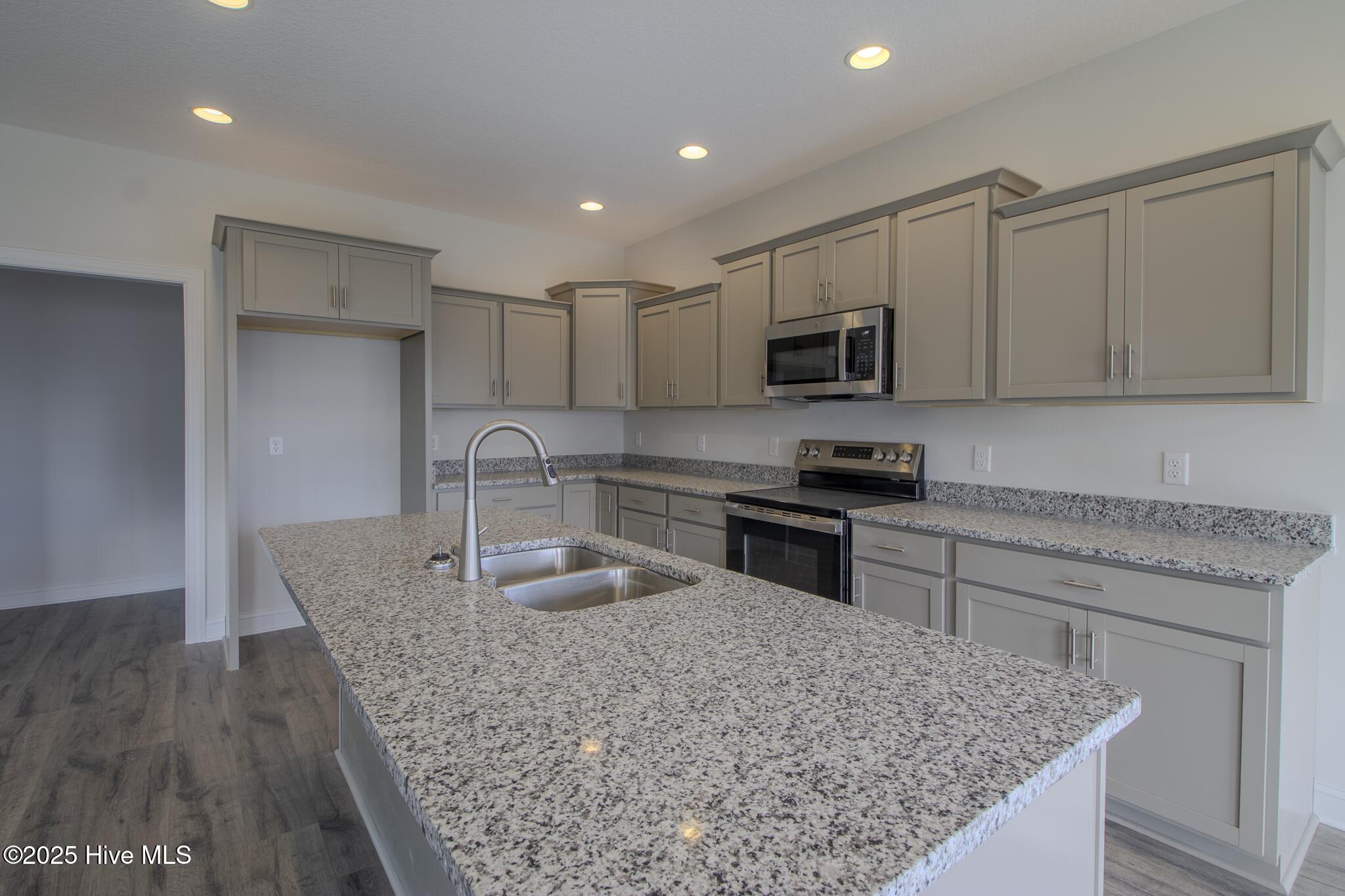 100518948 | Photo 14