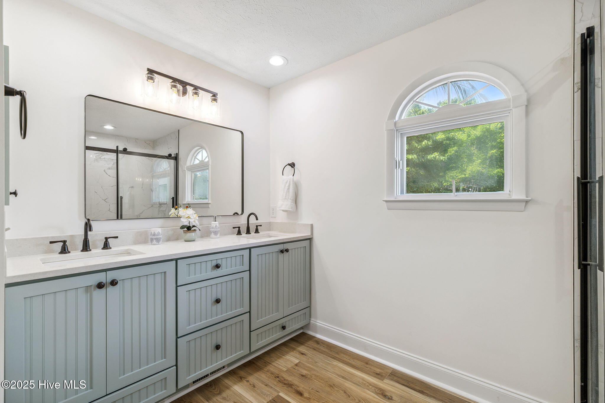 100517778 | Photo 29