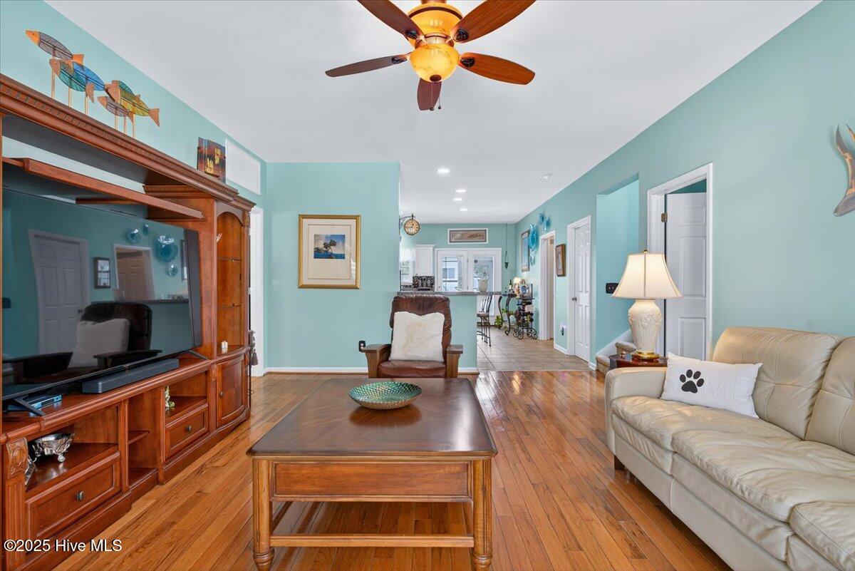 100514945 | Photo 11