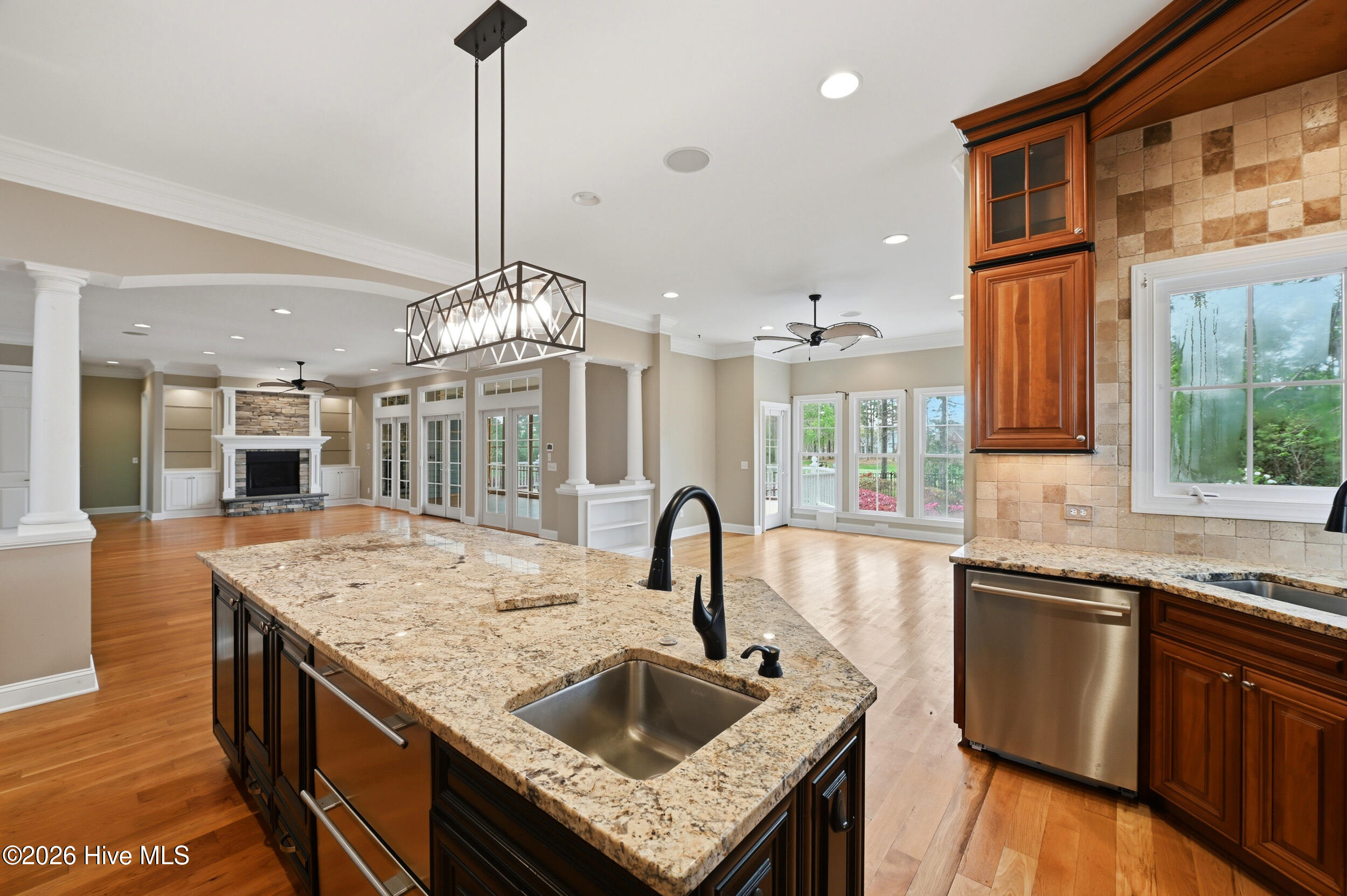 100566380 | Photo 18