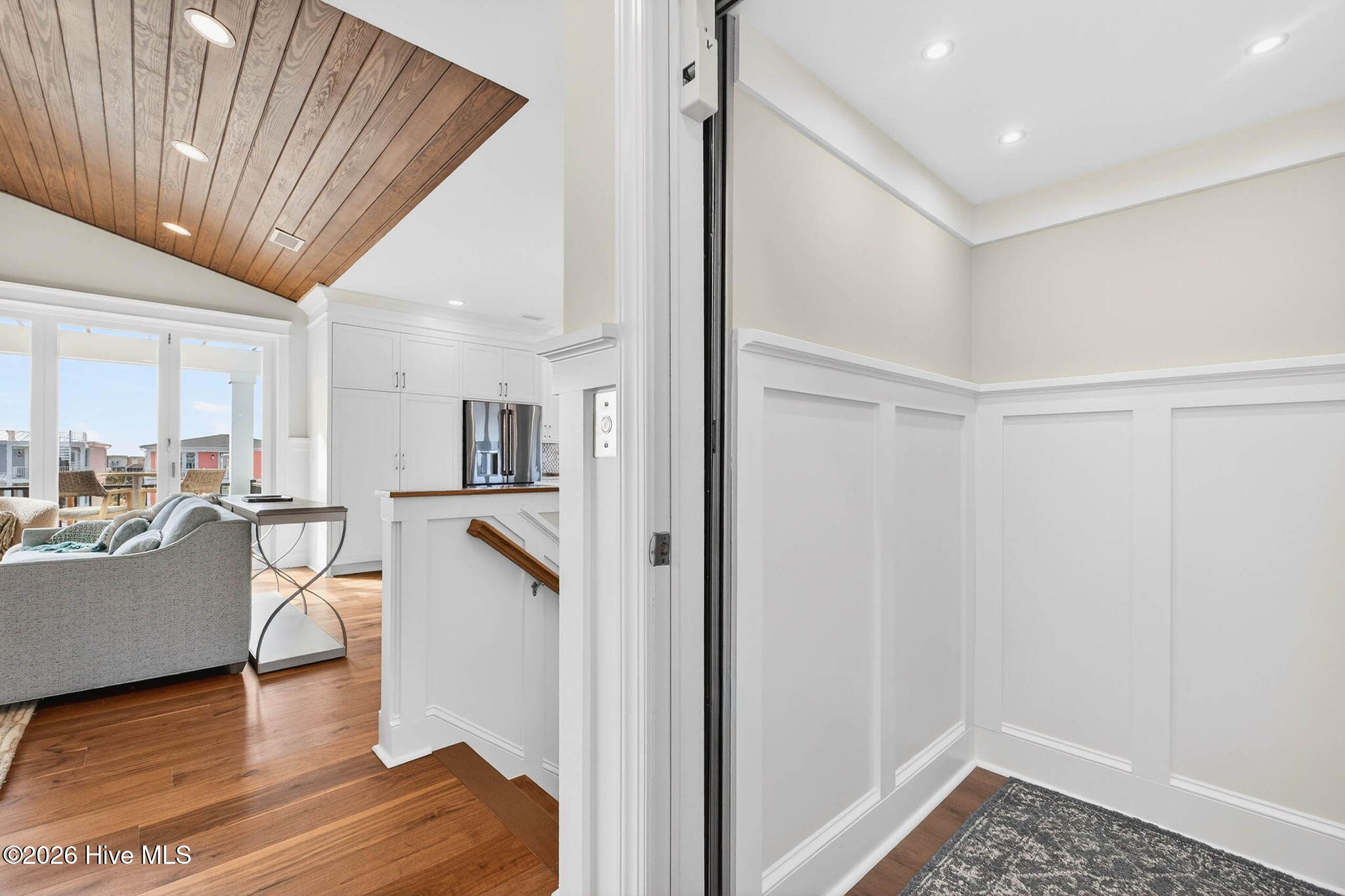 100561334 | Photo 55