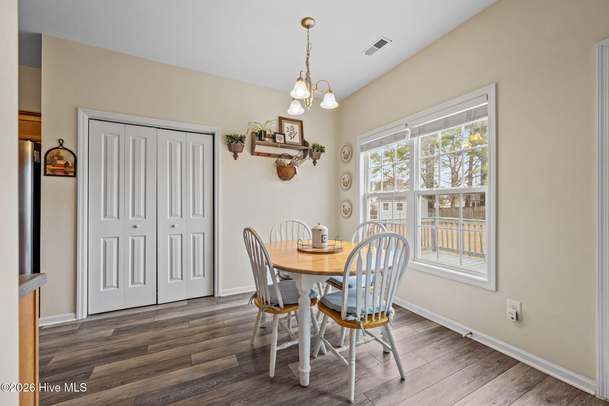 100549780 | Photo 16