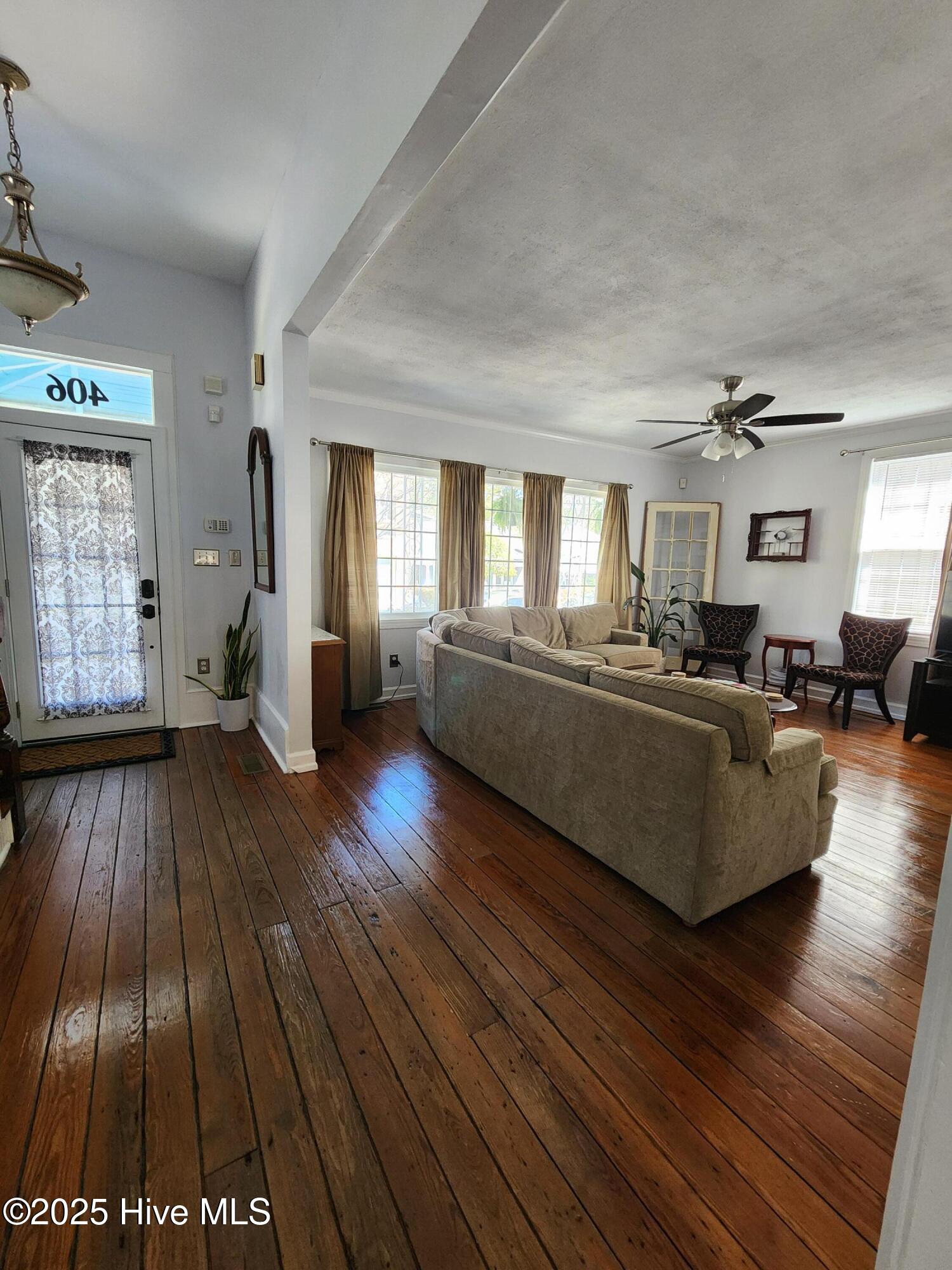 100543884 | Photo 10