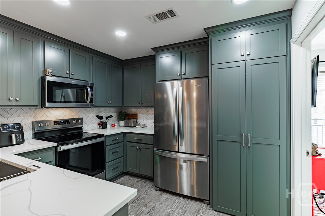 250 Broad Street W 811