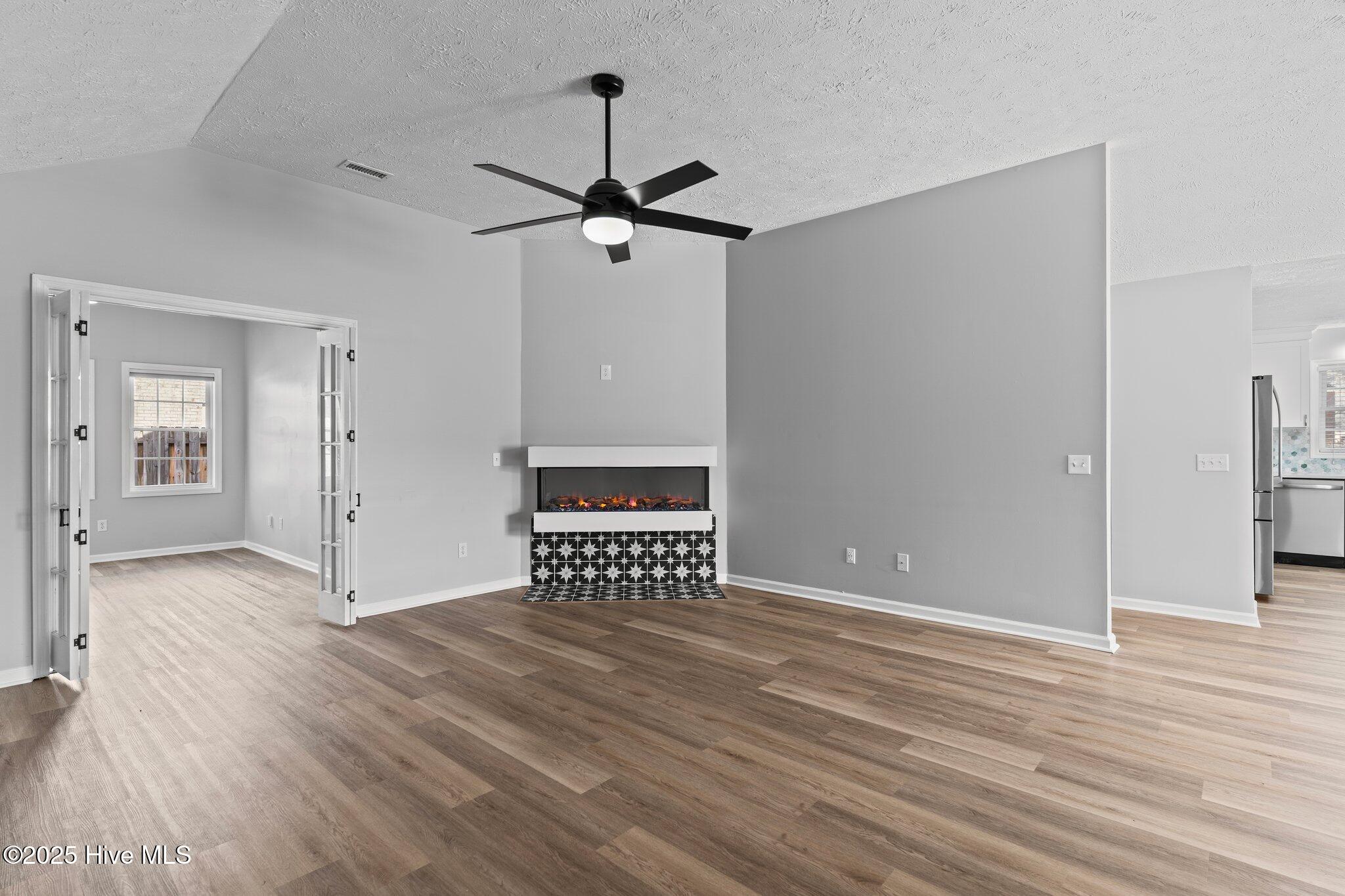 100540163 | Photo 12