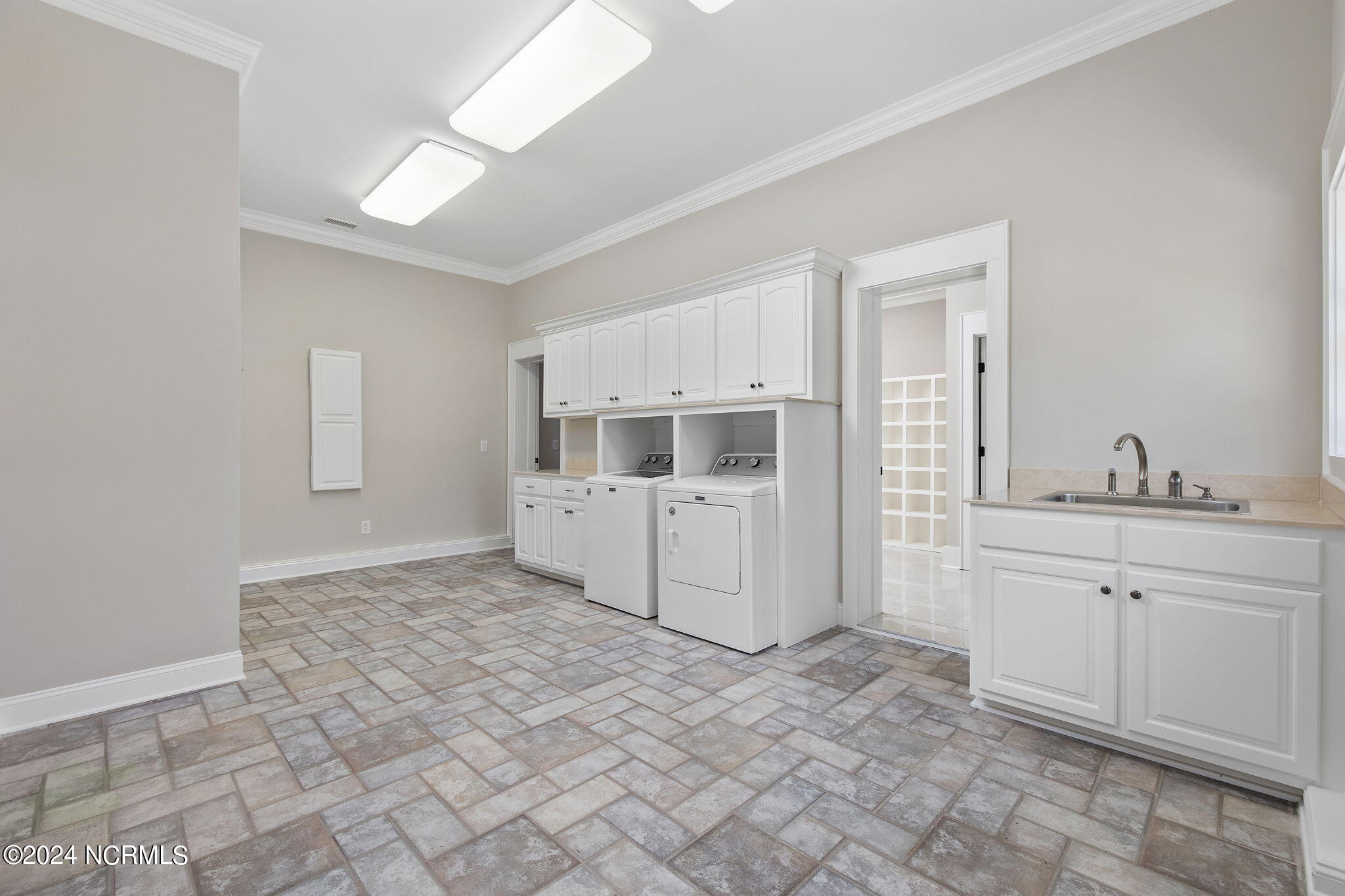 100453856 | Photo 23