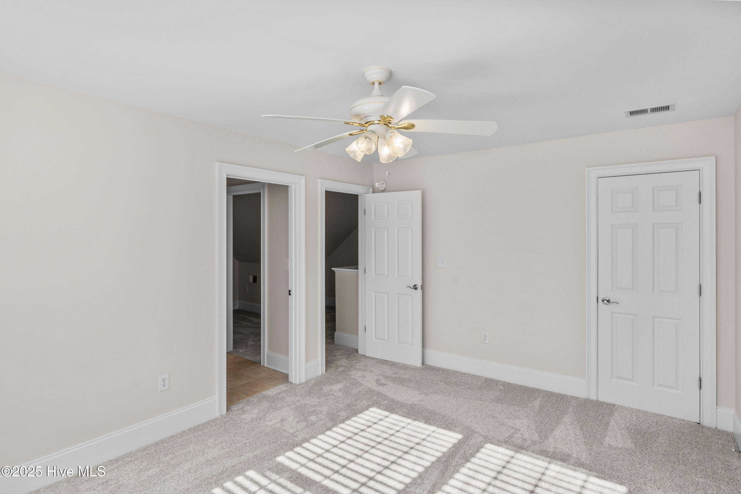 100537525 | Photo 47