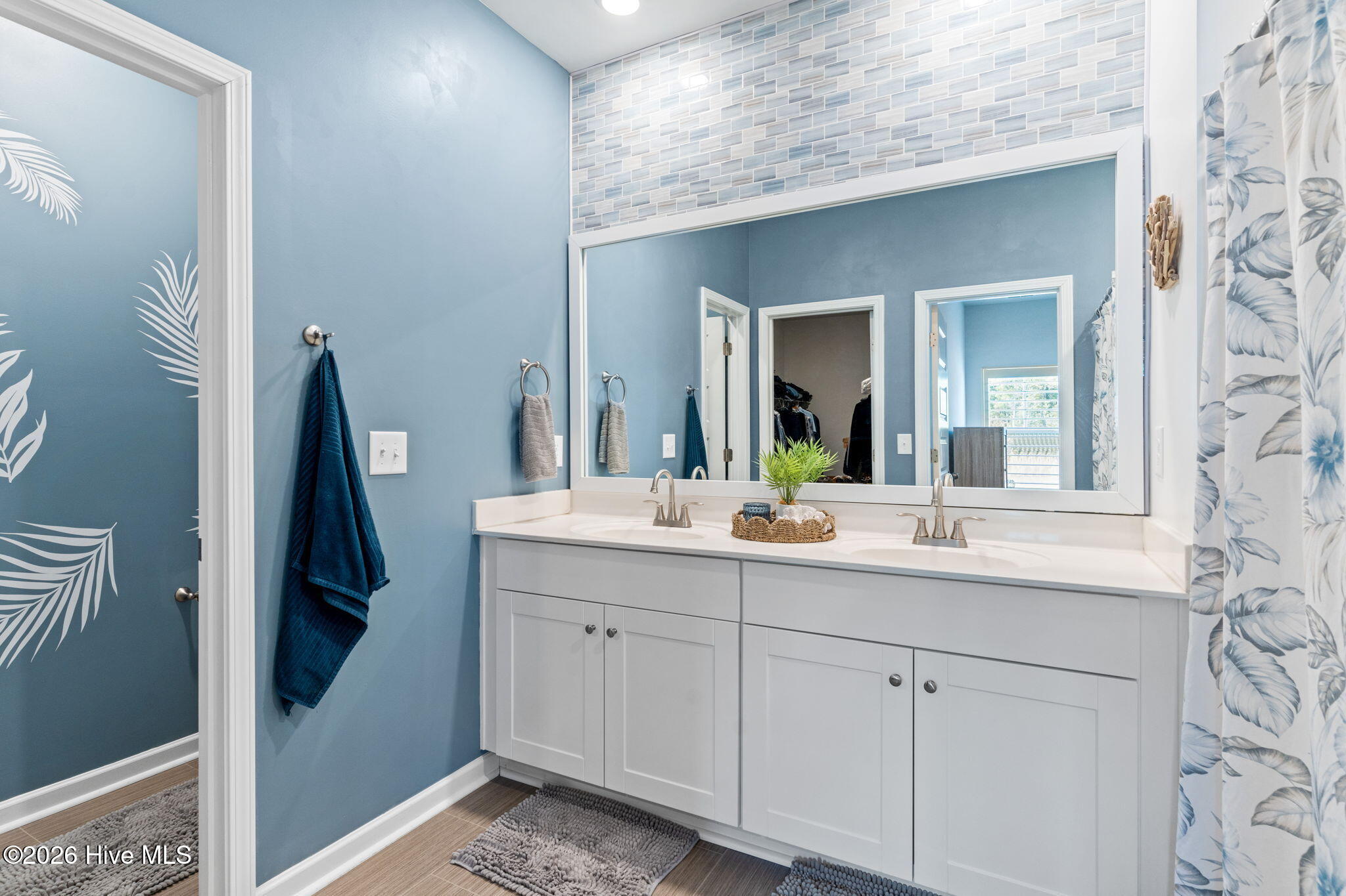 100553645 | Photo 18