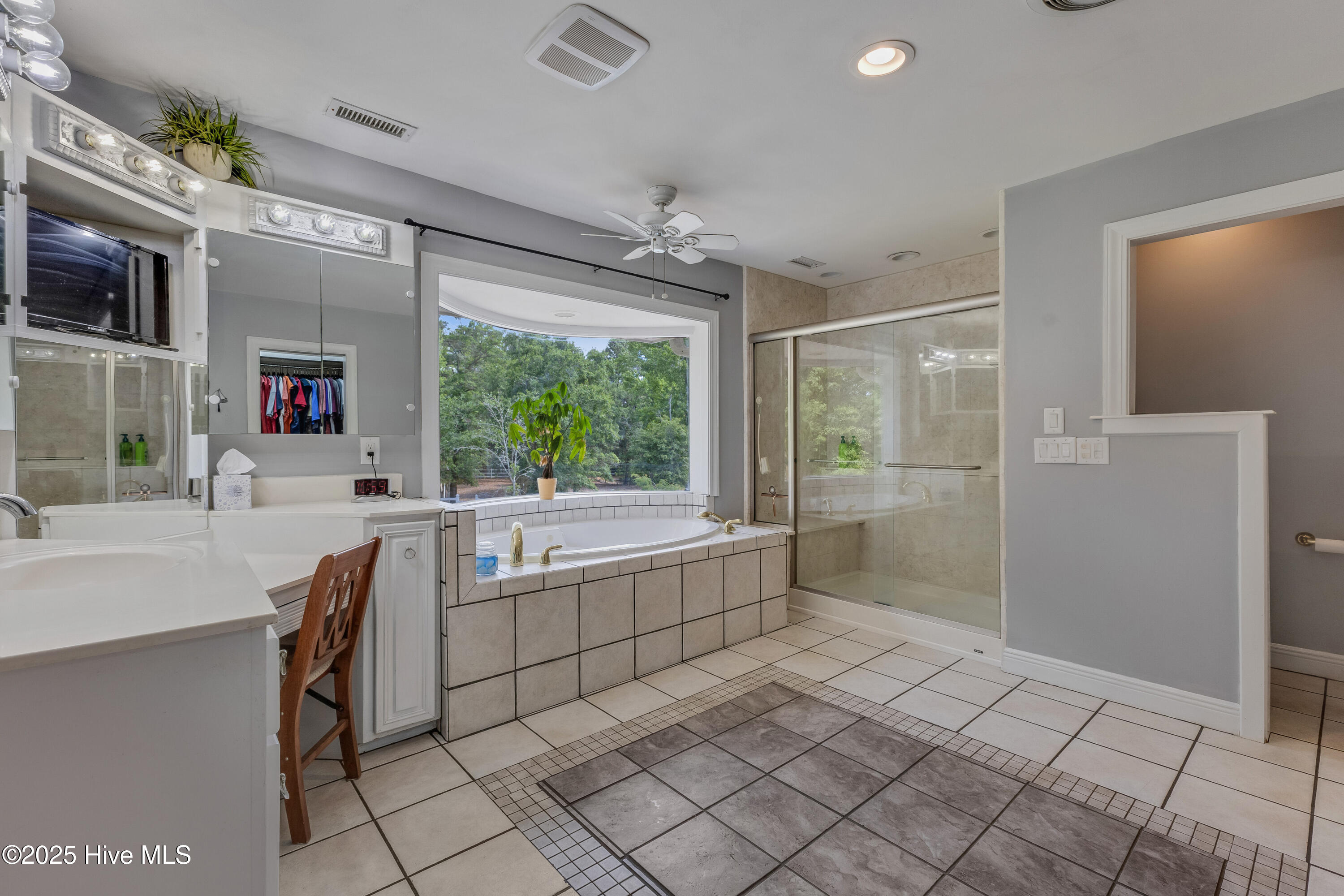 100562127 | Photo 27