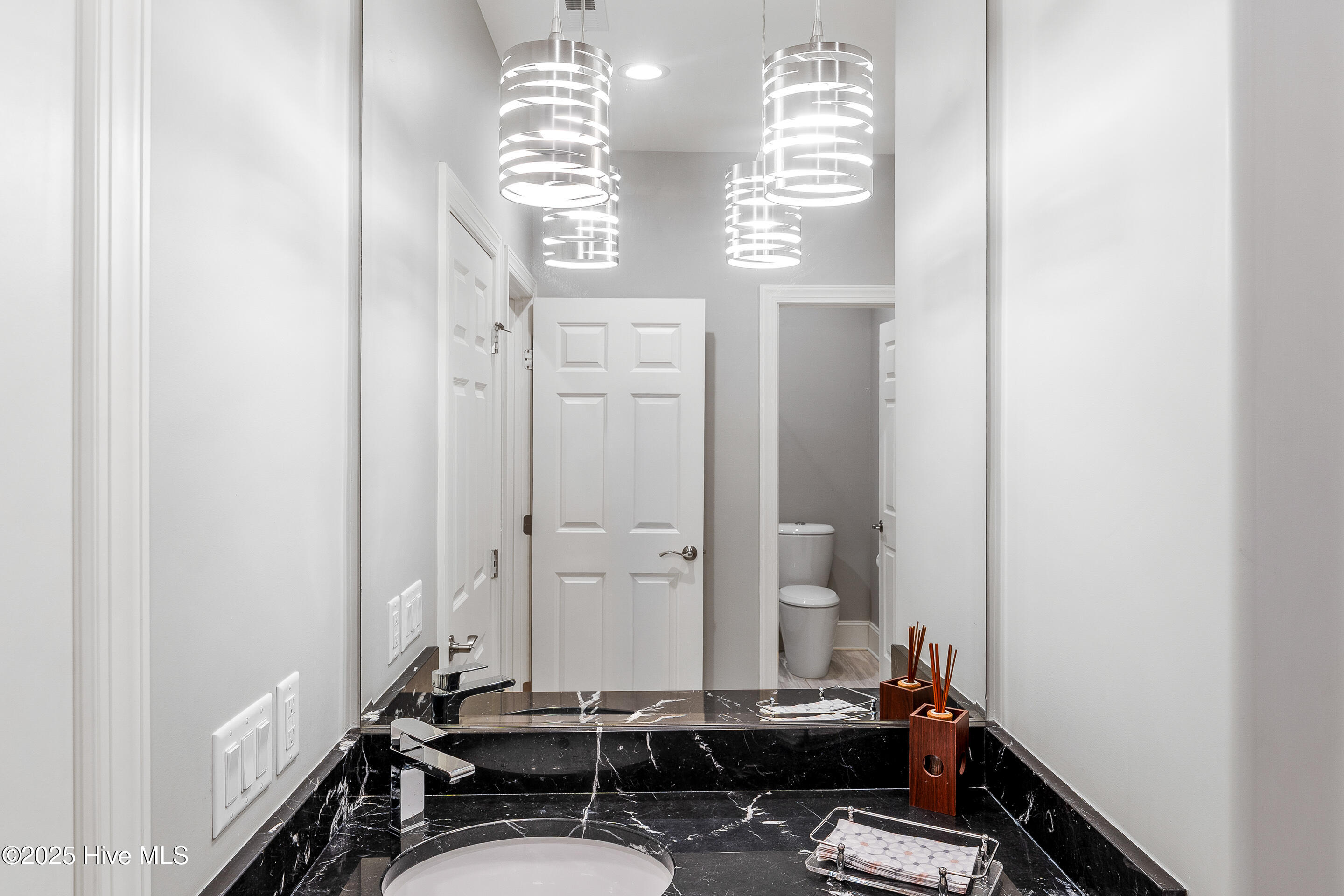 100549058 | Photo 38