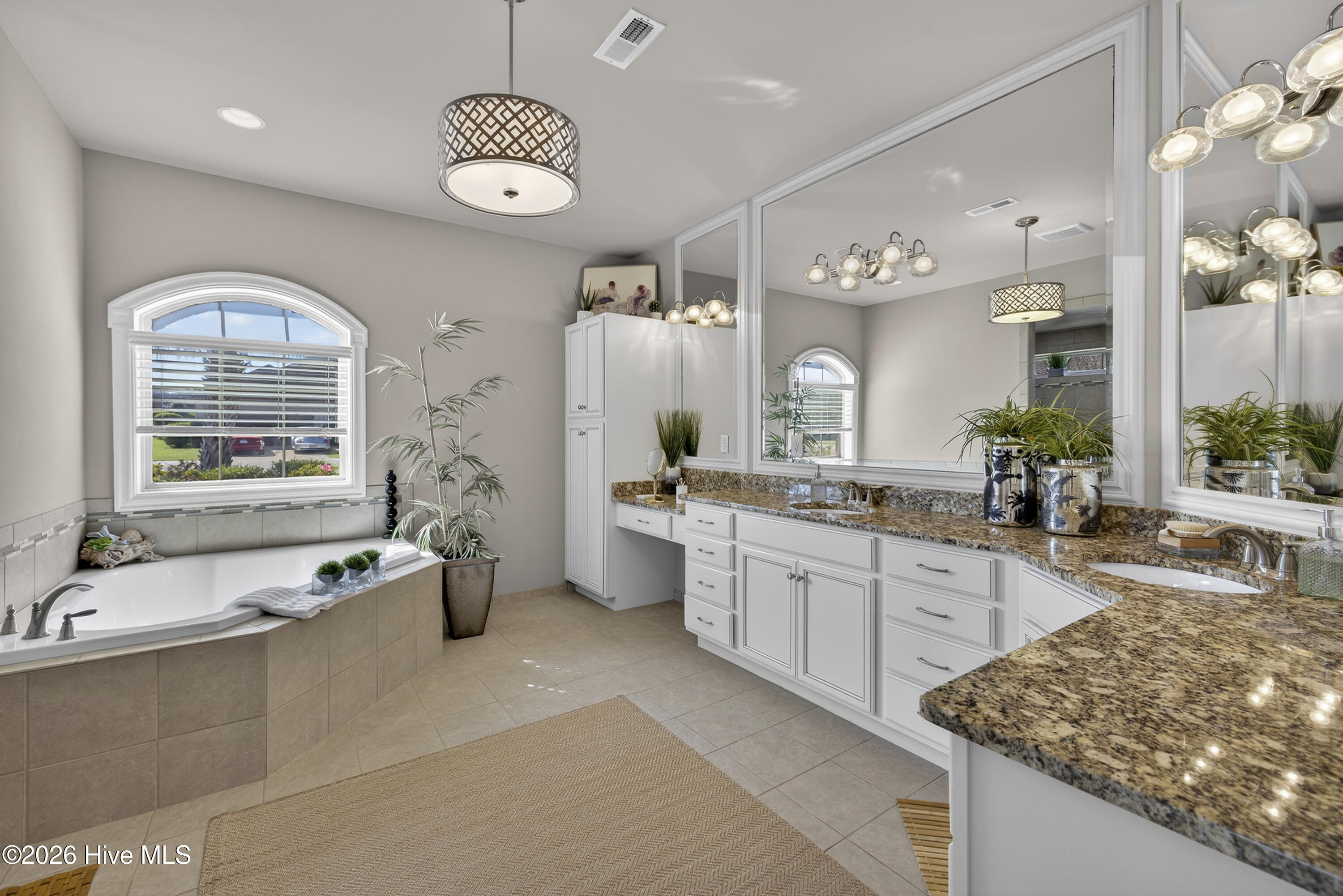 100562254 | Photo 32