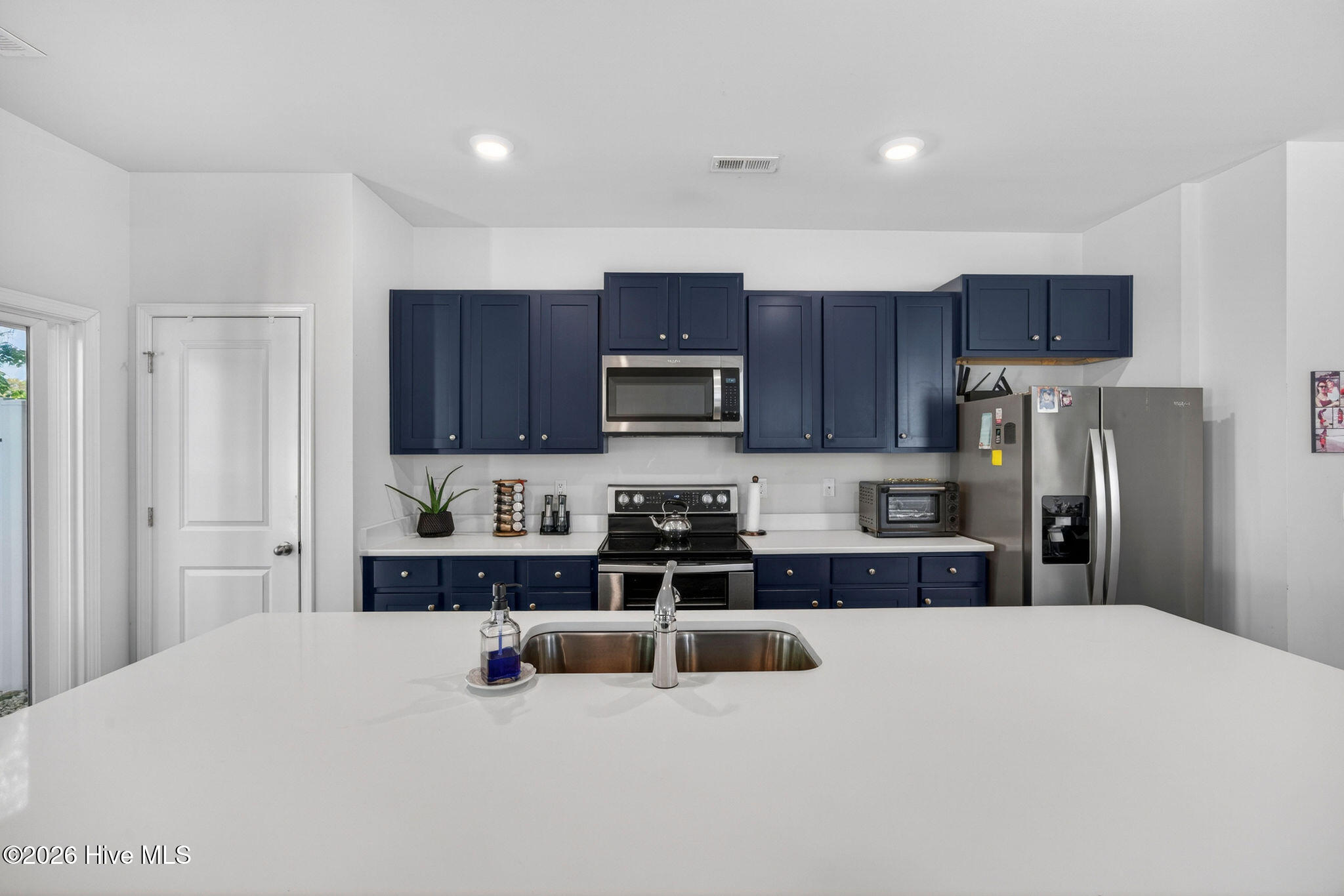 100570180 | Photo 17