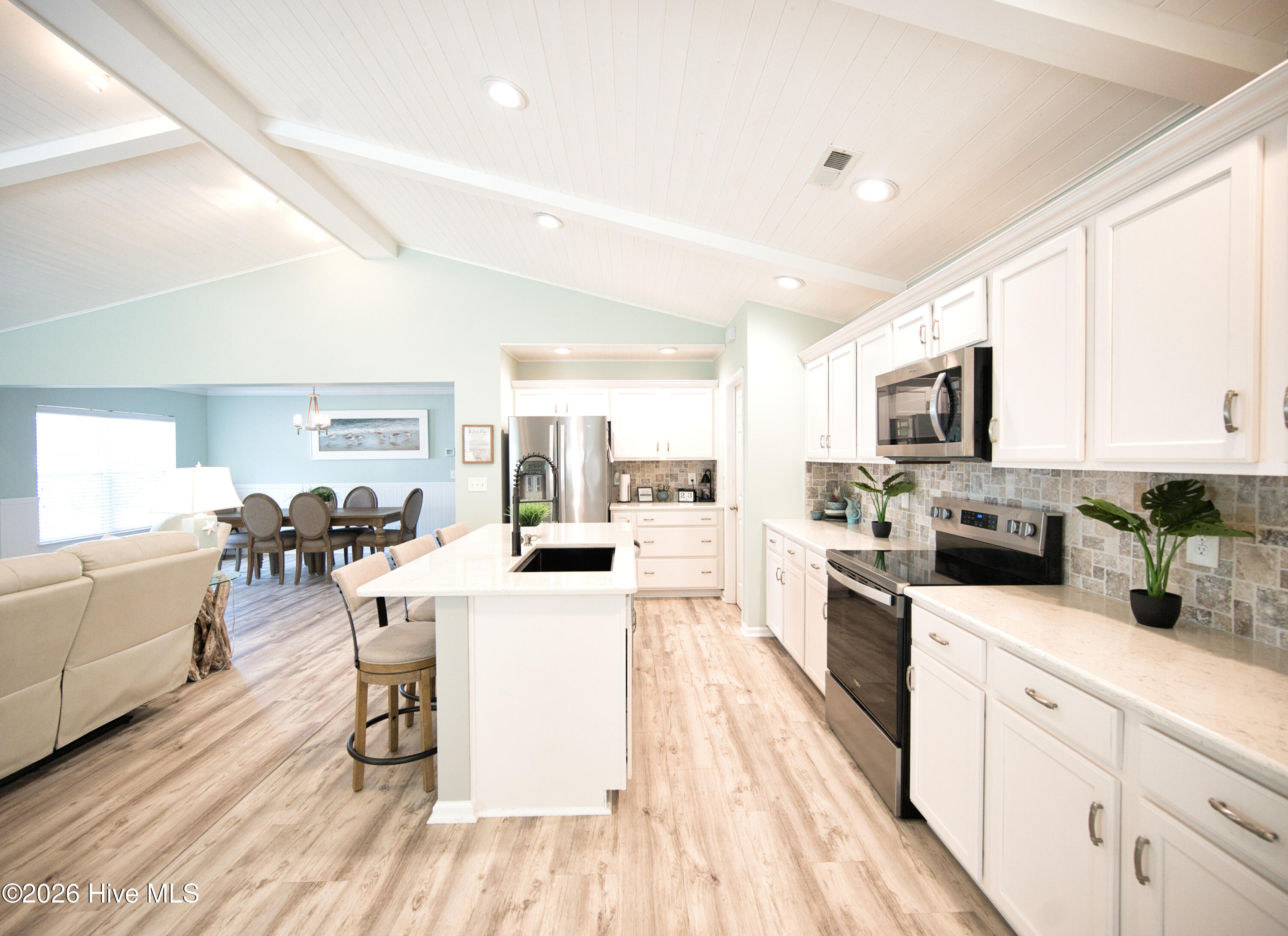 100569889 | Photo 22