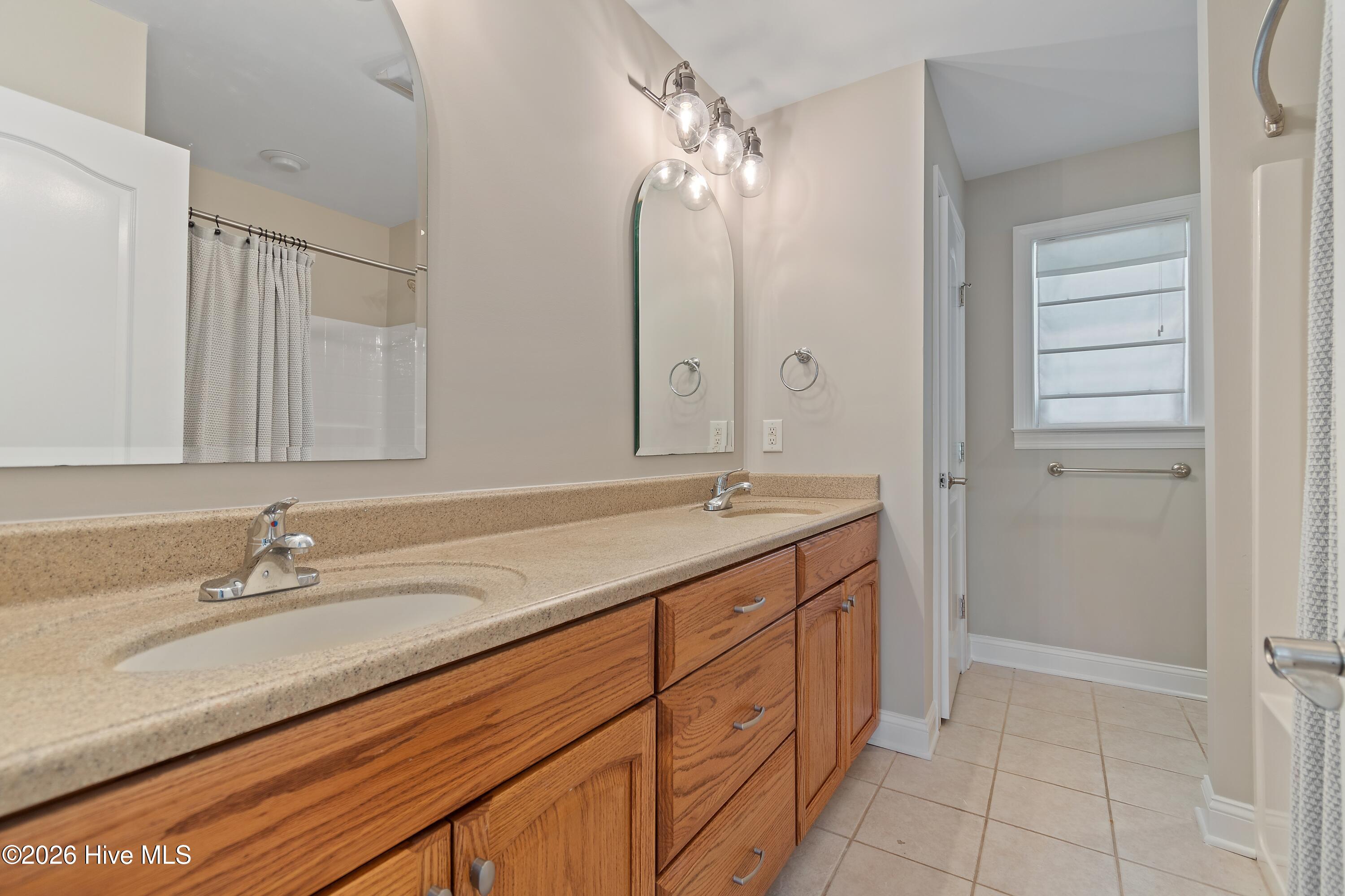 100568662 | Photo 33