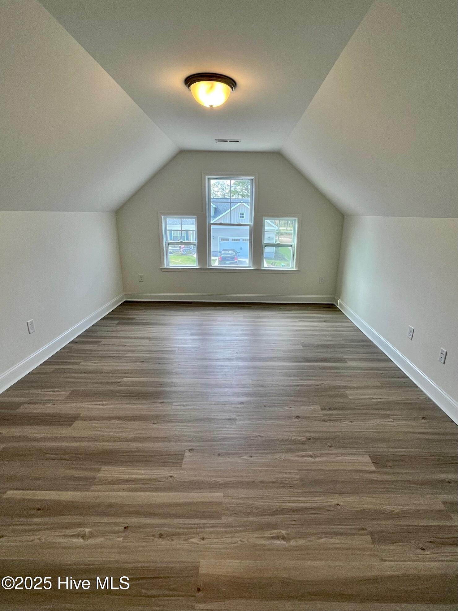 100567938 | Photo 19