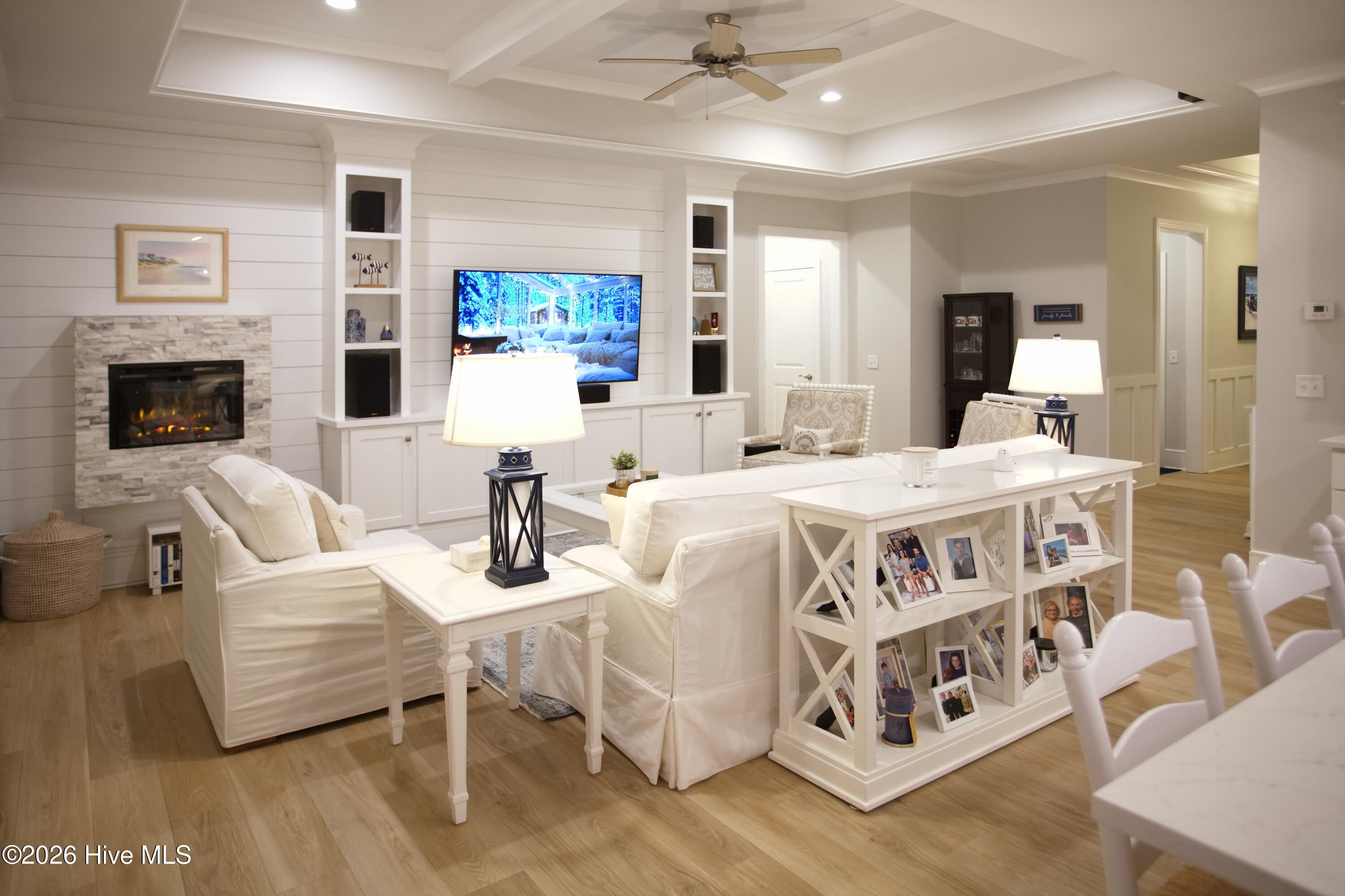 100548790 | Photo 23