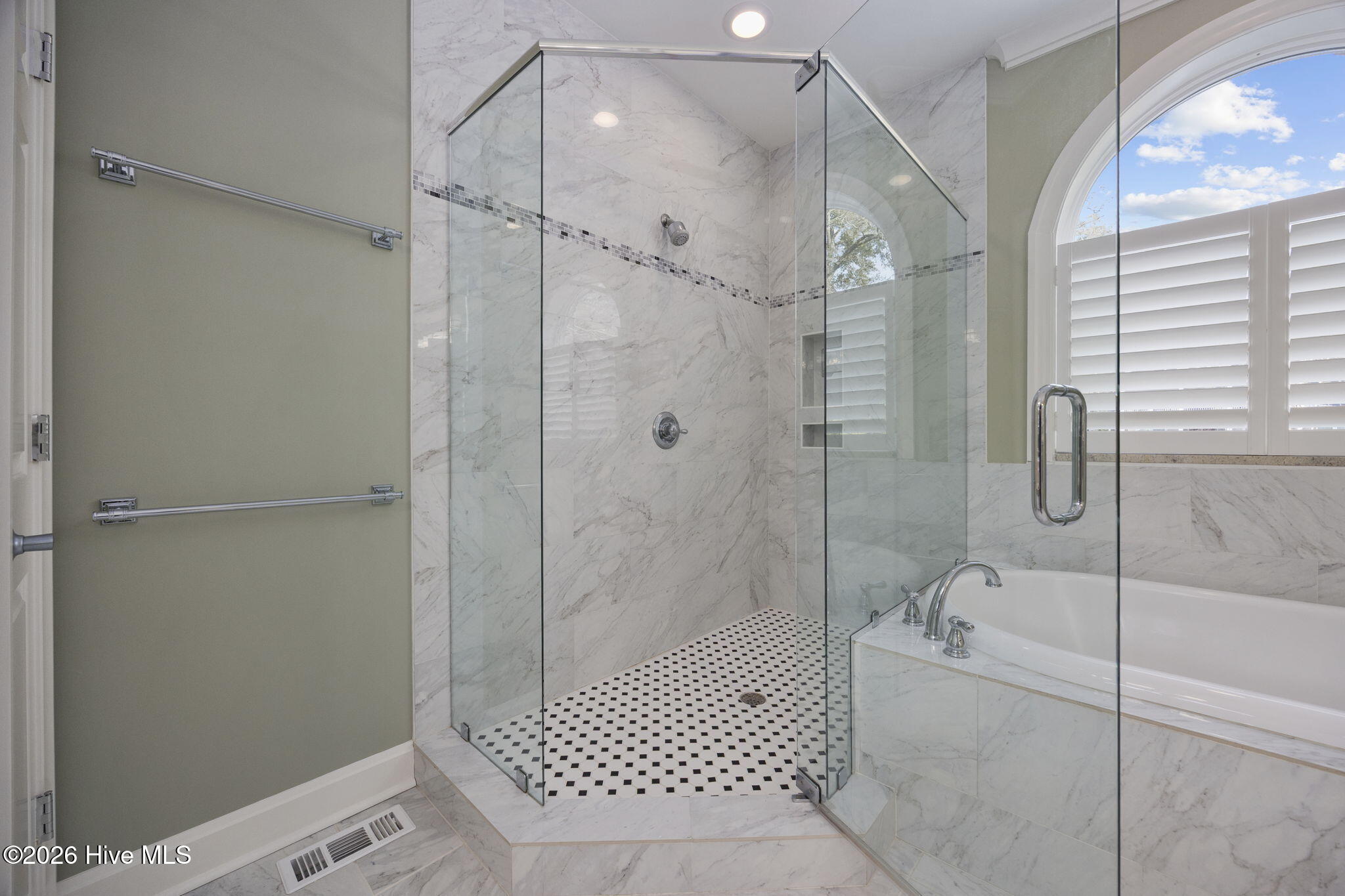 100553128 | Photo 41