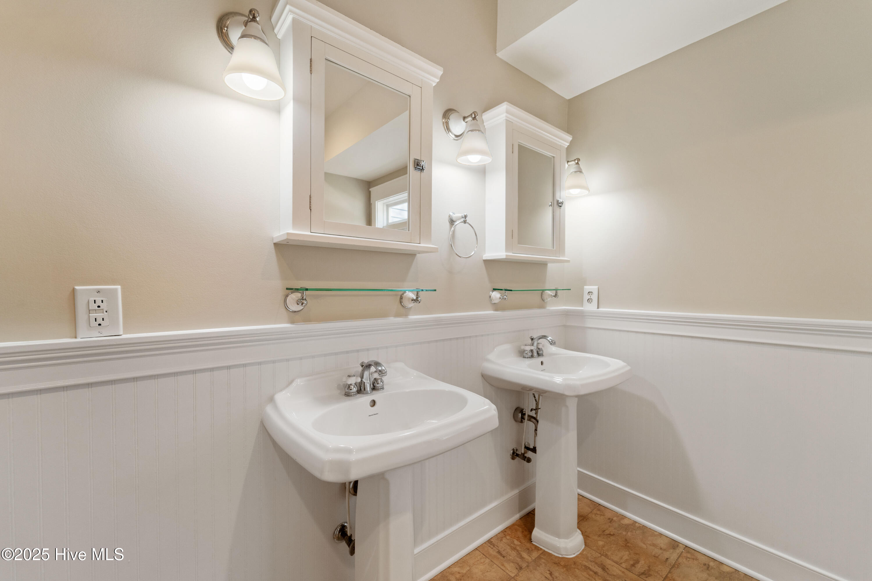 100532933 | Photo 12