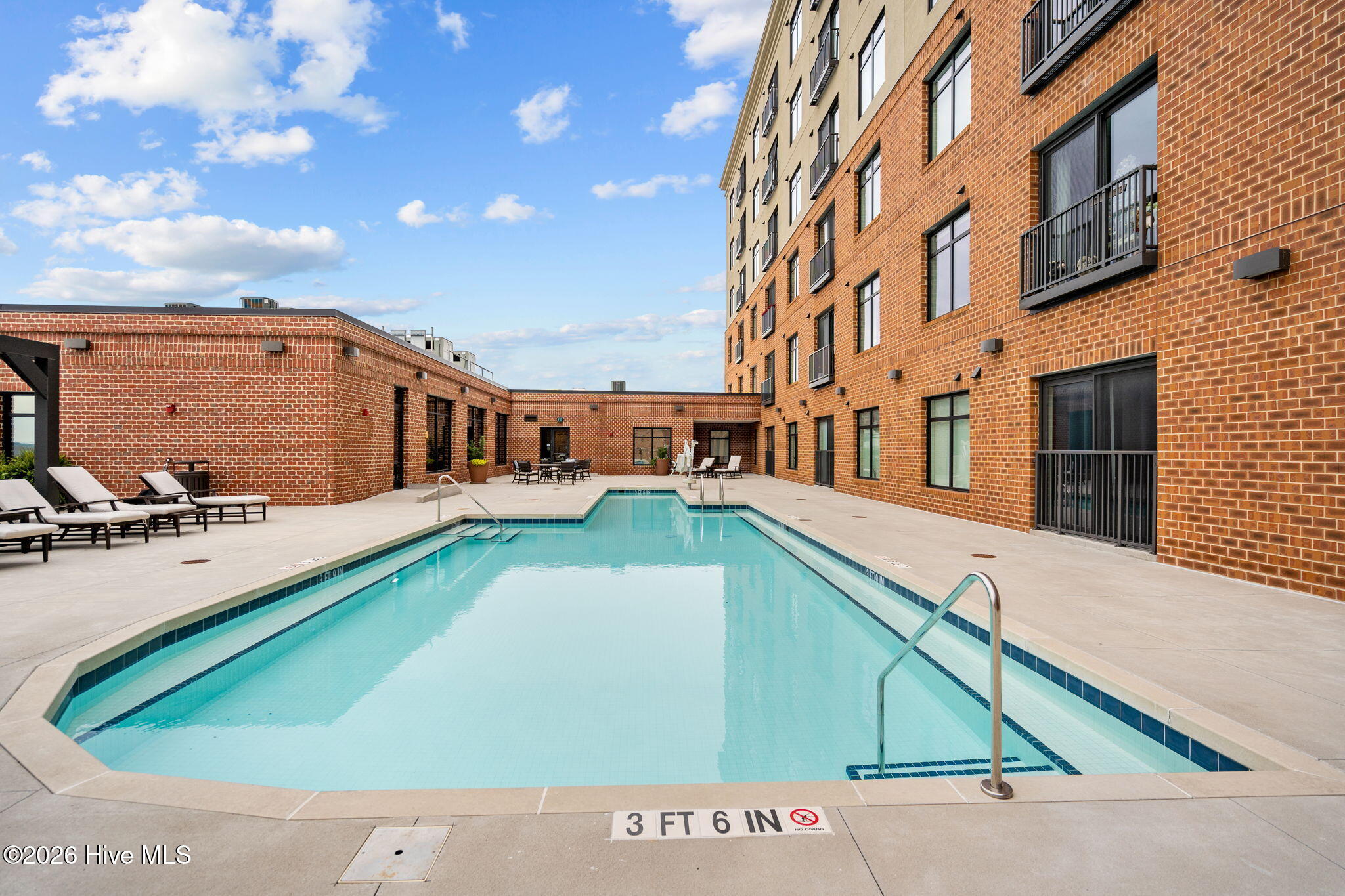 100565283 | Photo 46