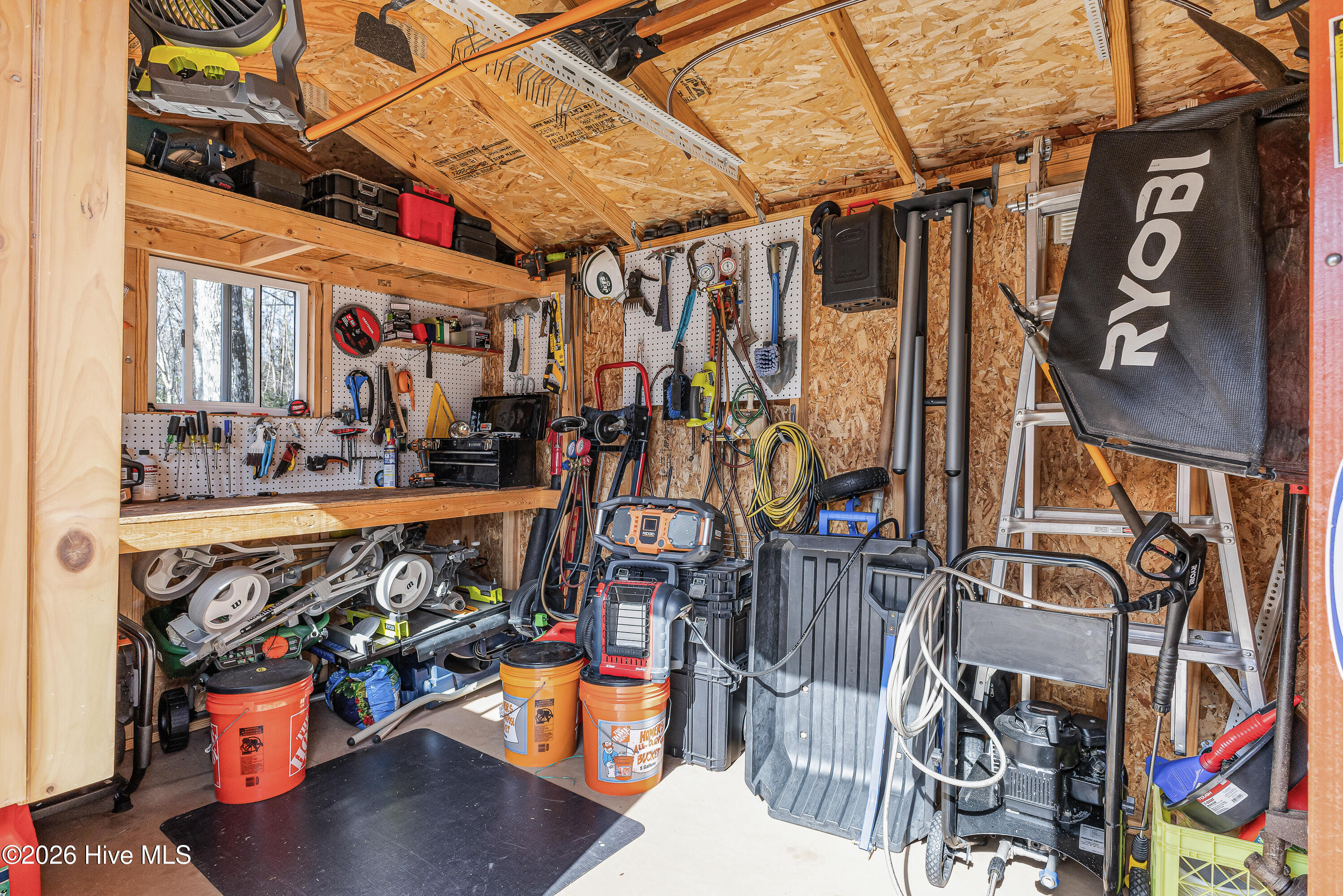 100561290 | Photo 43