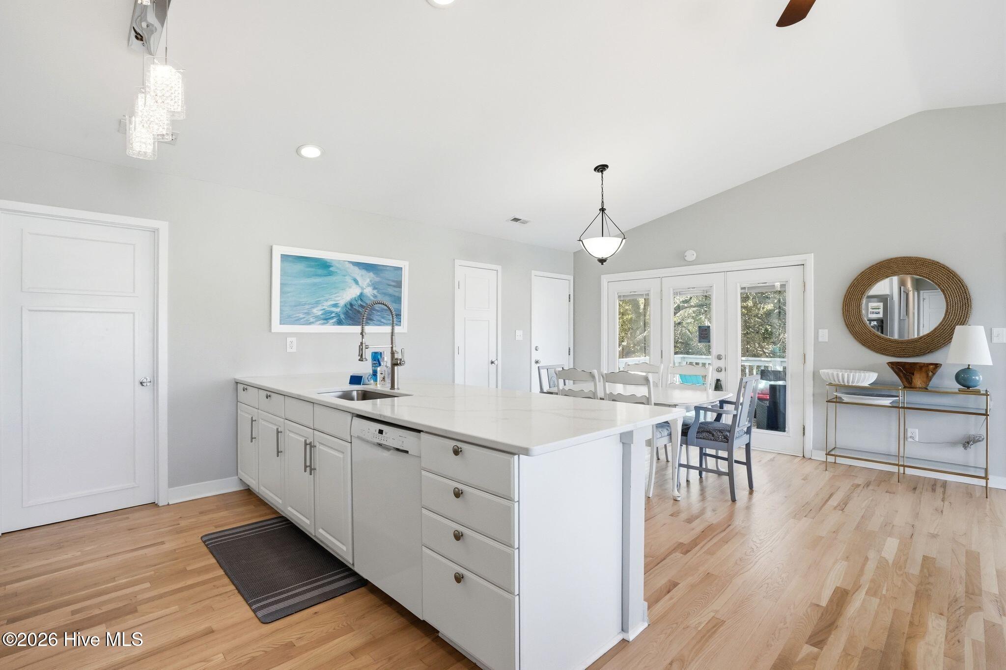 100558561 | Photo 32