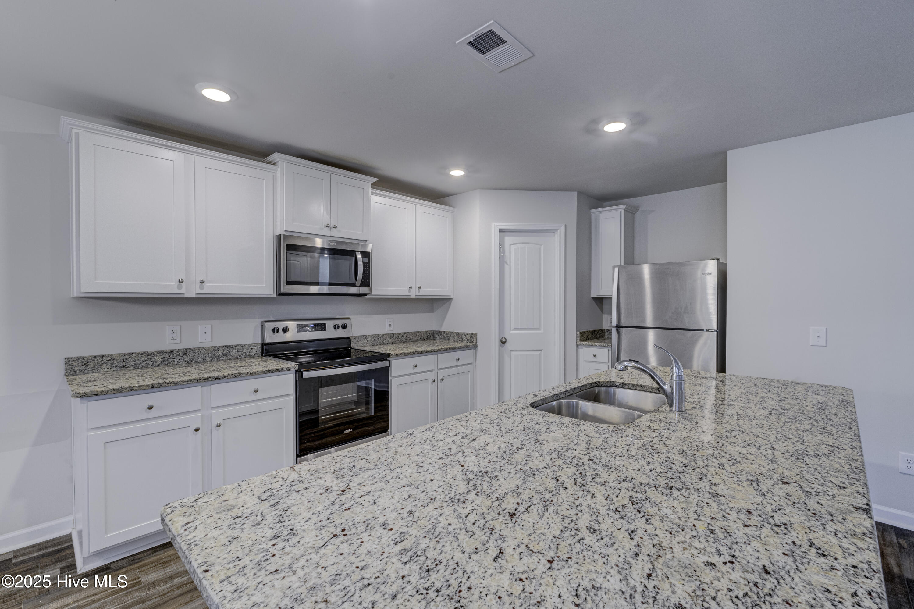 100528230 | Photo 23