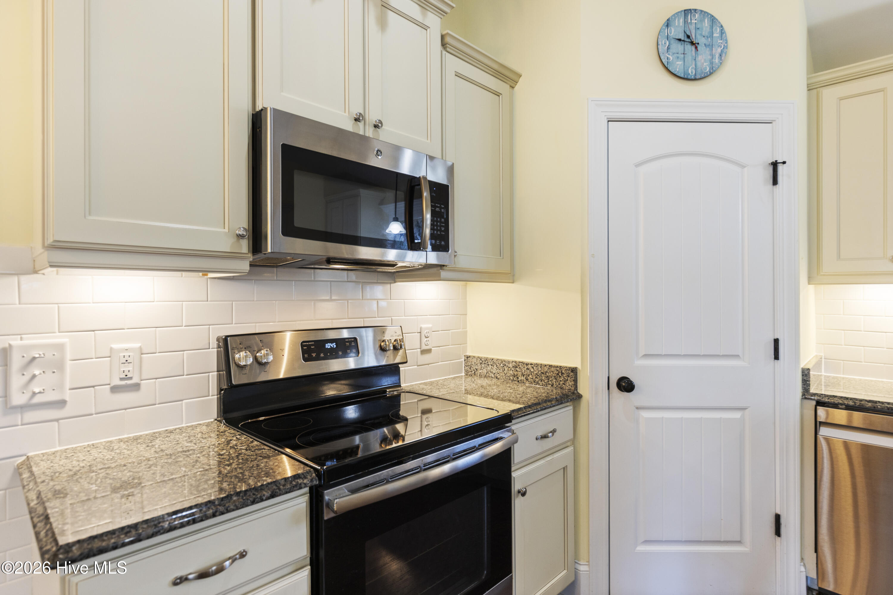 100551829 | Photo 16