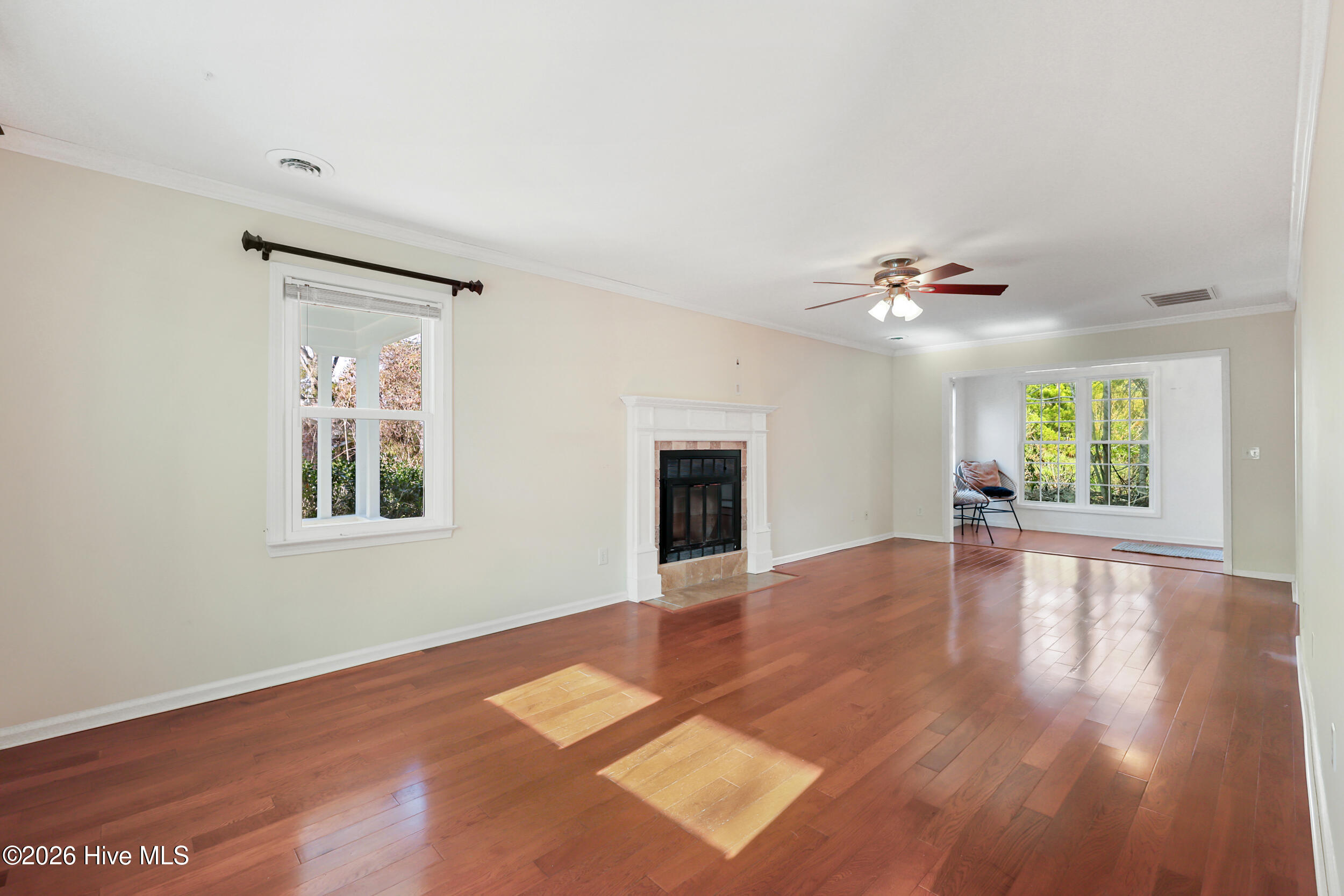 100521049 | Photo 10