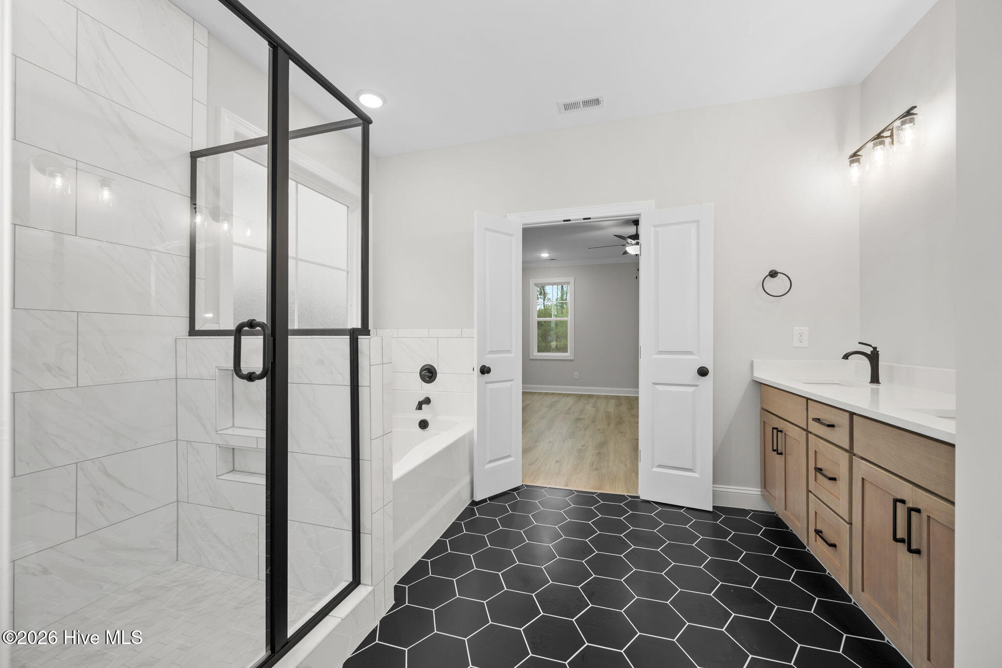 100516022 | Photo 44