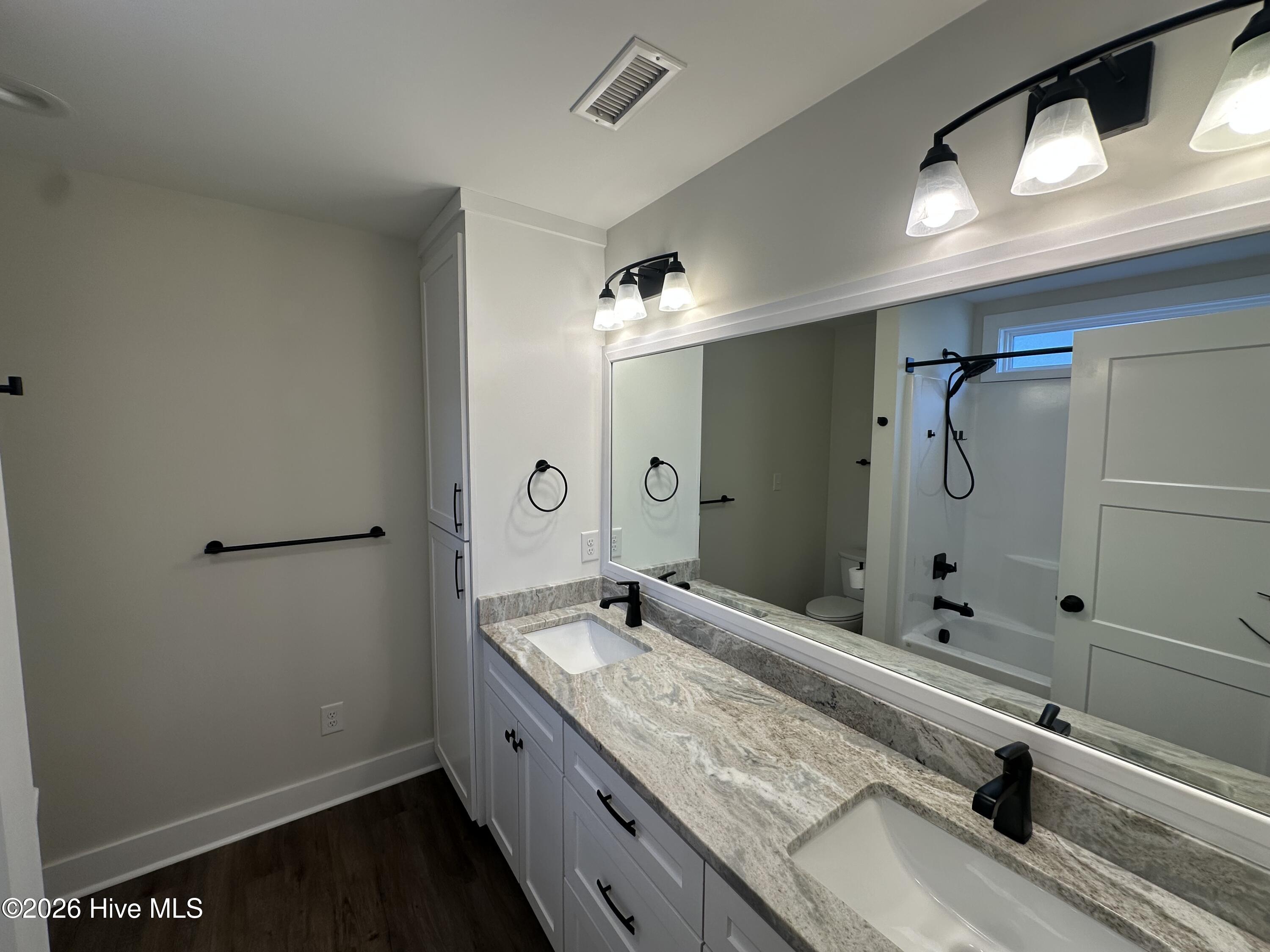 100548968 | Photo 12